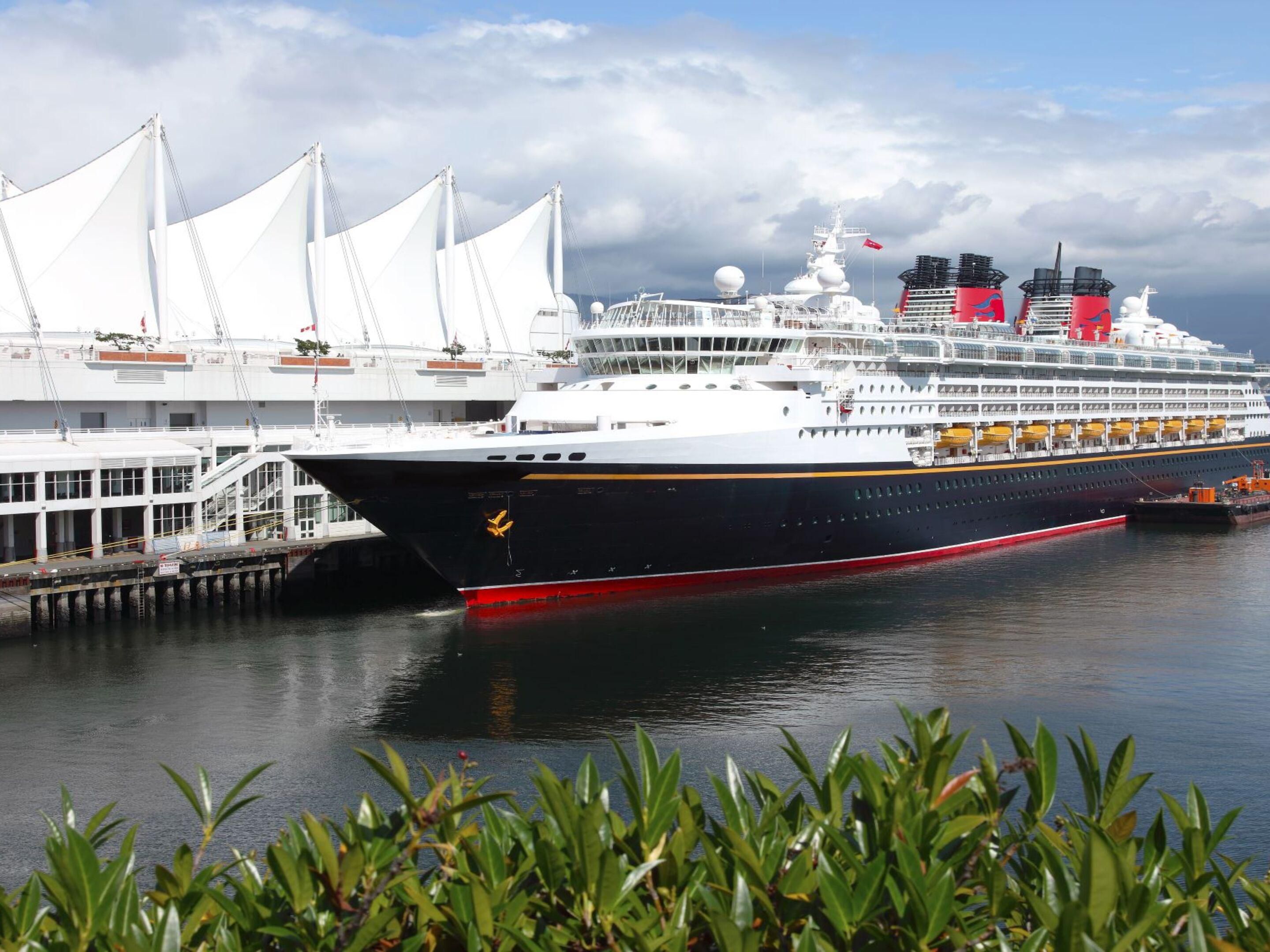 Make the most of your cruise vacation with a relaxing stay in Vancouver. Our hotel is ideally located just 10 minutes by car or 20 minutes by public transit from the Vancouver Cruise Terminal. Enjoy easy access to top attractions like Granville Island, the Vancouver Aquarium, and Science World. Long-term parking is available at a discounted rate.