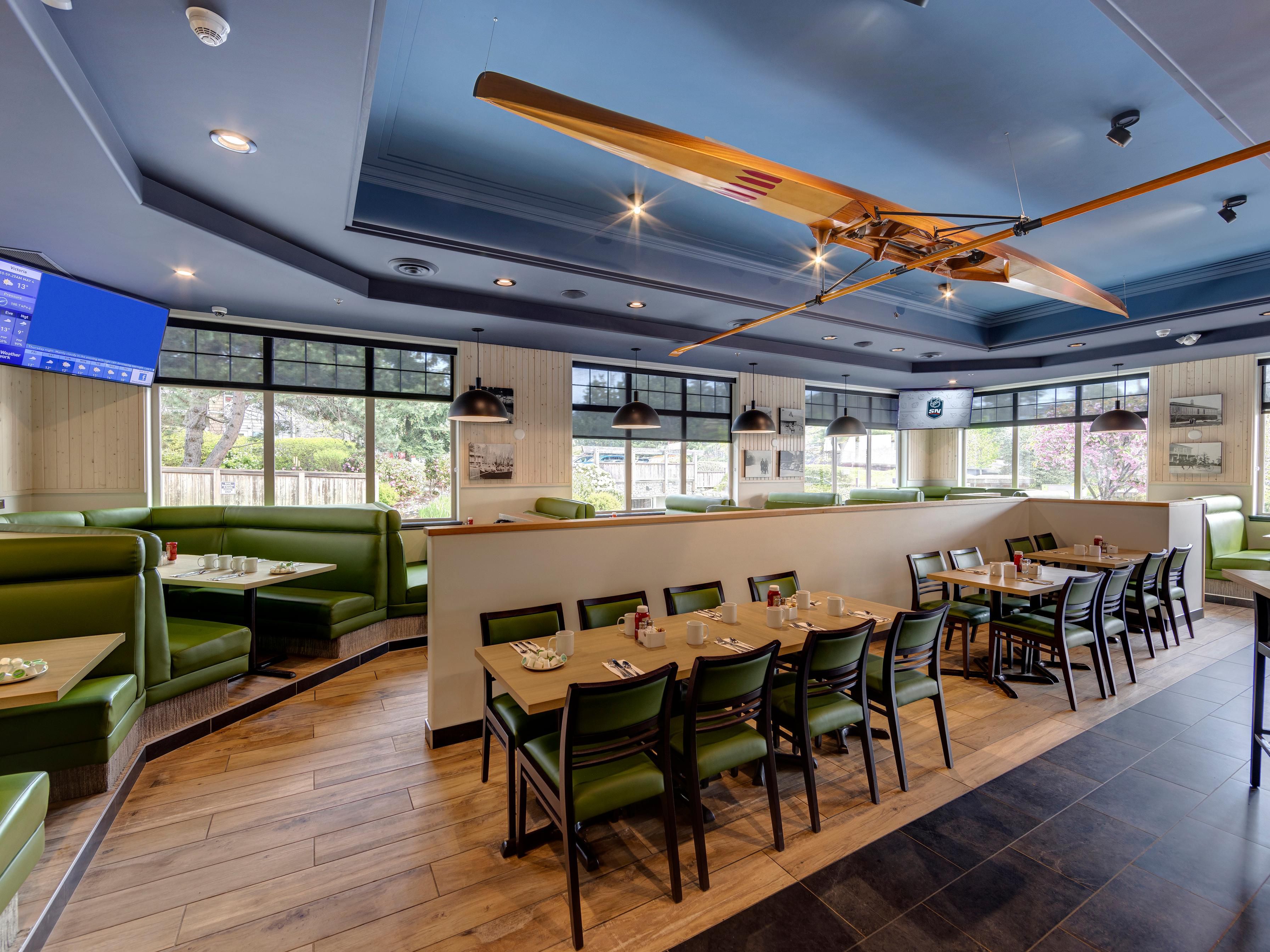 يفتح مطعم The Lake Restaurant + Bar المفتوح طوال اليوم ، وهو مطعم محلي مفضل يقدم المأكولات الأمريكية اللذيذة ، ويتناول الأطفال الذين تقل أعمارهم عن 12 الطعام مجانًا برفقة شخص بالغ. توقف لتناول الإفطار أو الغداء أو العشاء ، واستمتع بالضيافة والأطعمة المحلية الشهية. انضم إلينا لقضاء ساعة سعيدة يوميًا في البار. أو اطلب الطعام في الغرفة ليتم توصيله إلى الغرفة مباشرةً.