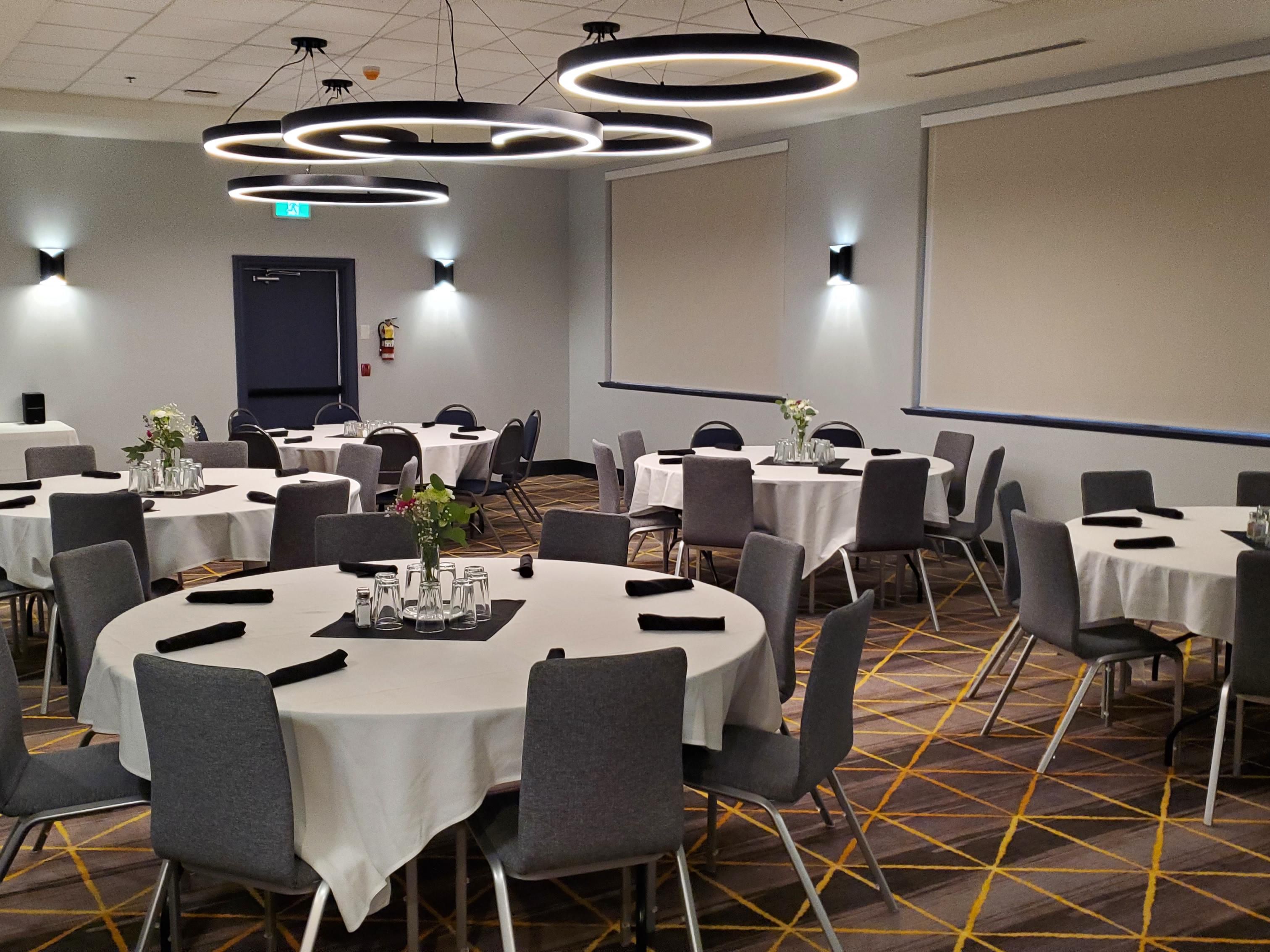 Plan your next meeting or special event with us. With 875 square feet of event space, our hotel features a banquet room that accommodates up to 60 guests. We also arrange great rates for groups—large or small.