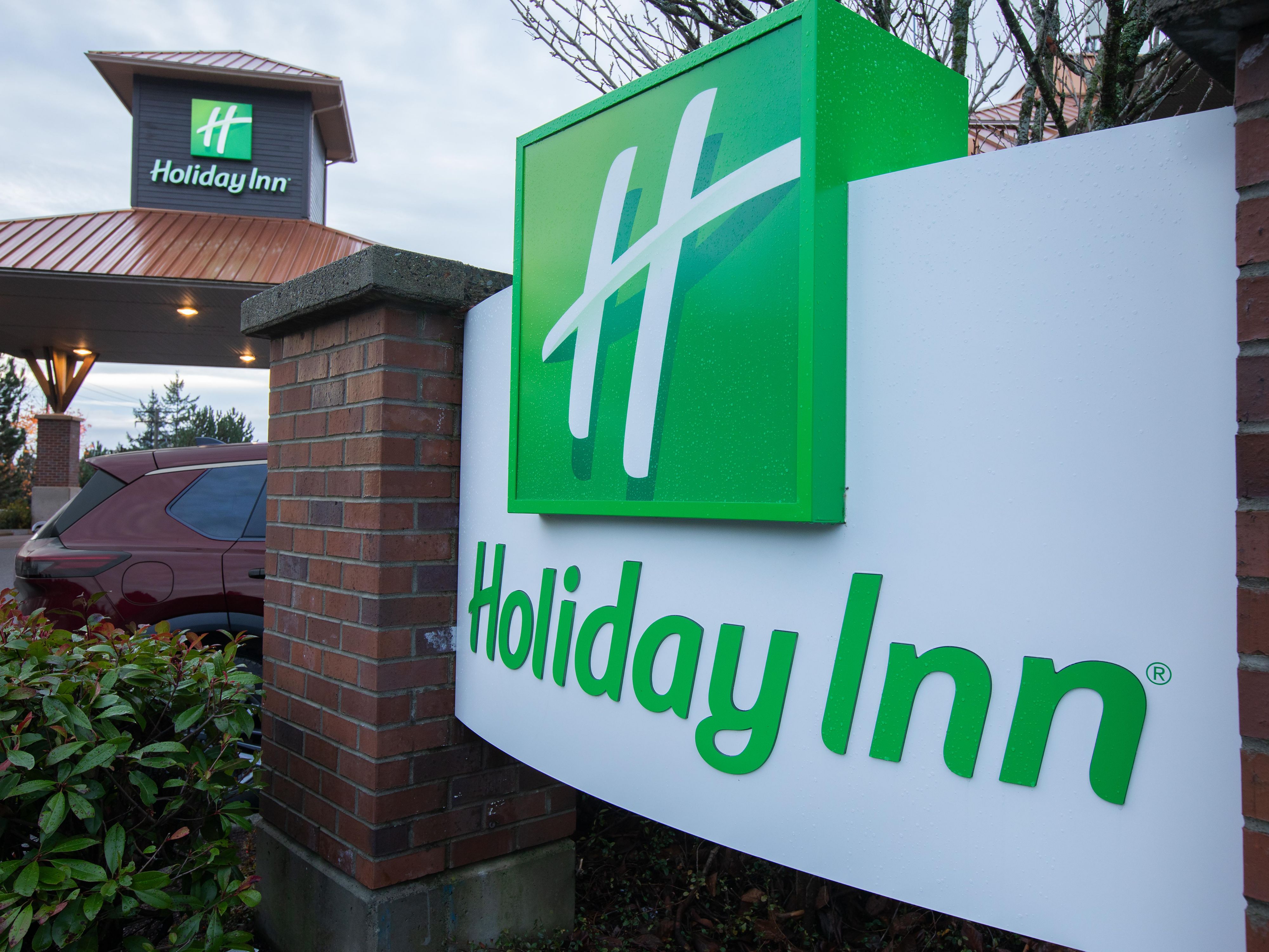 Hotel in Victoria | Holiday Inn Victoria – Elk Lake Hotel