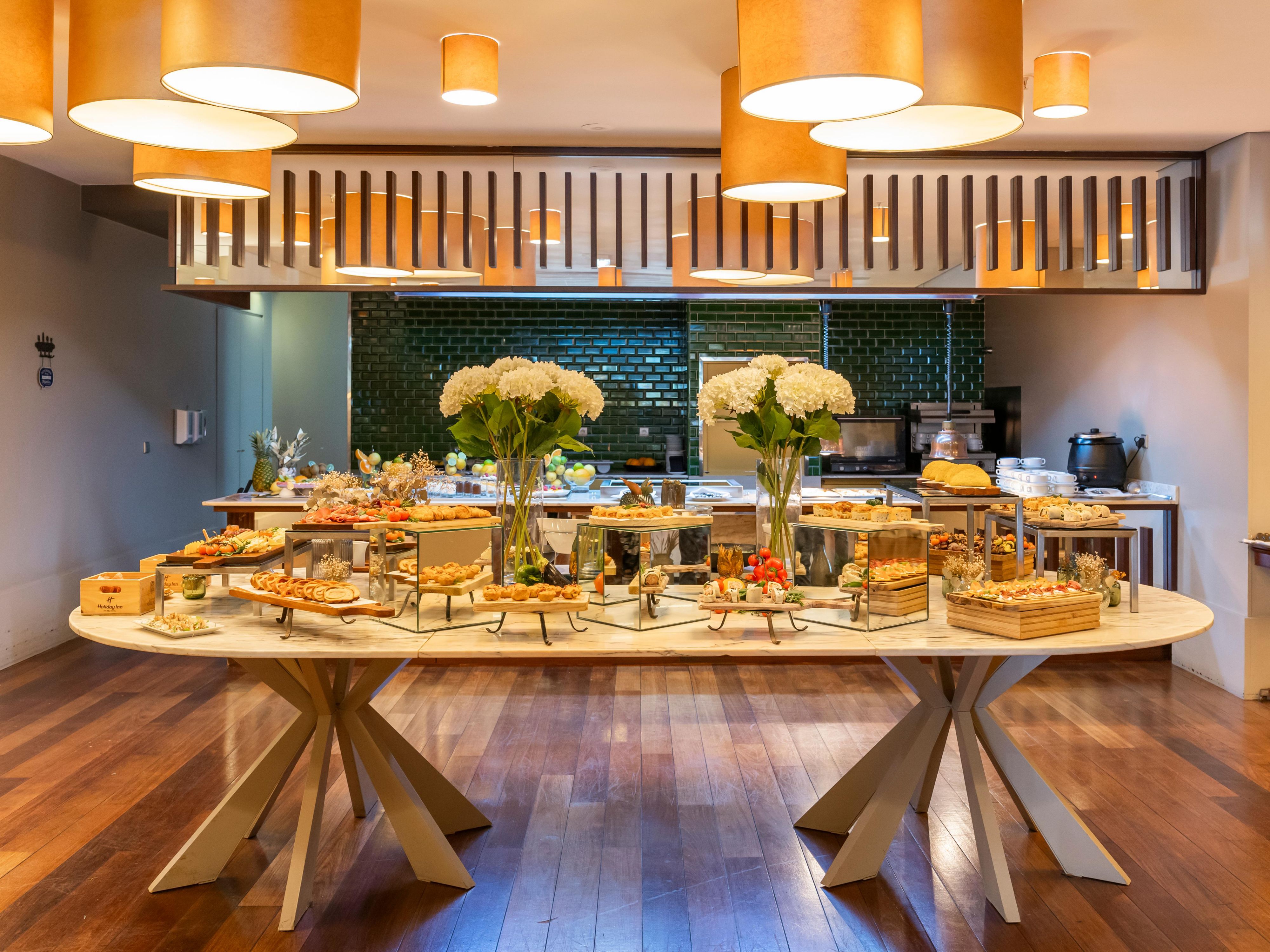 Como parte do open lobby, o Friends Kitchen oferece um ambiente acolhedor para partilhar comida deliciosa, quer esteja numa reunião de negócios ou com amigos. Aberto todos os dias, experimente o Do It Yourself Brunch, e o menu completo disponível durante todo o dia, para quando procura comida saudável ou confortável.