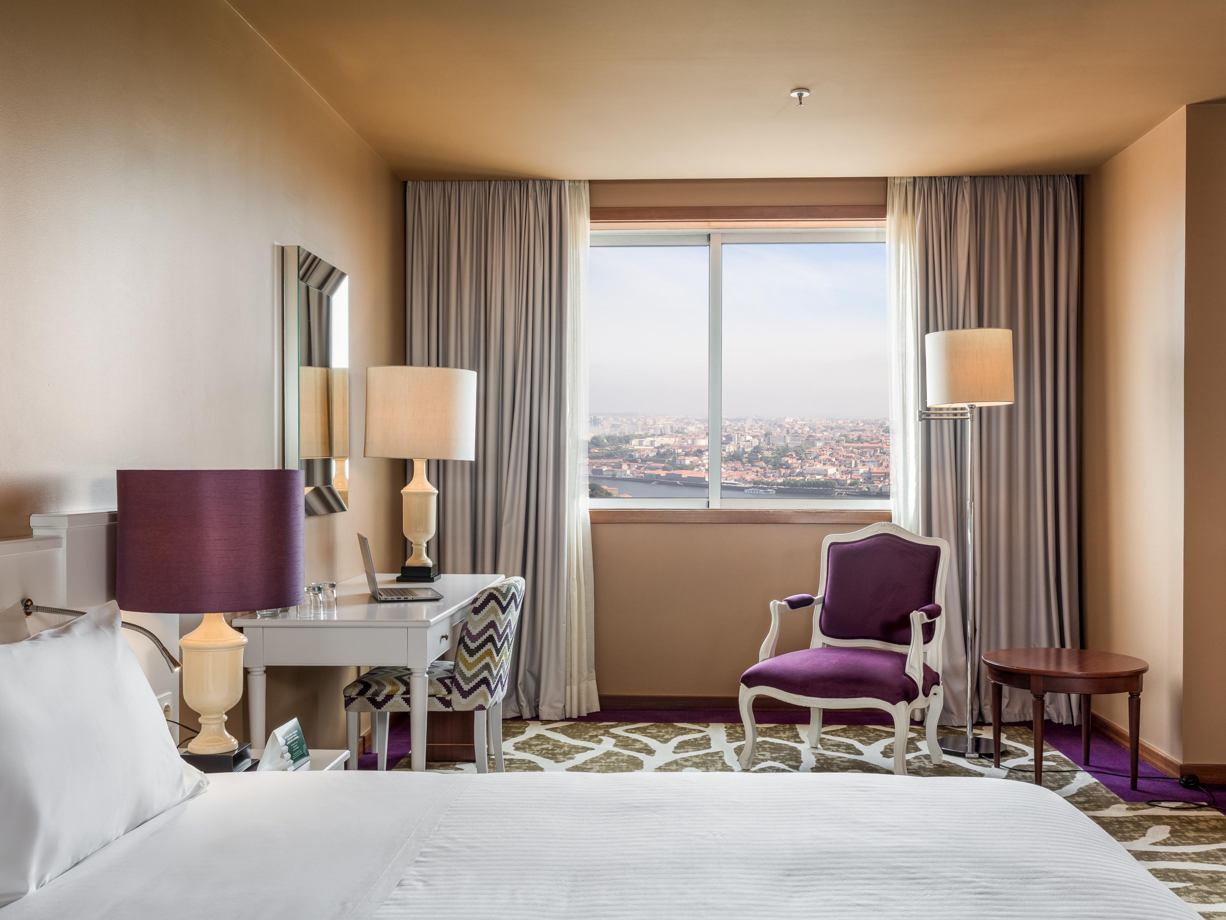 Catch up all the night lights and the infinite view of Porto by booking our River View rooms.