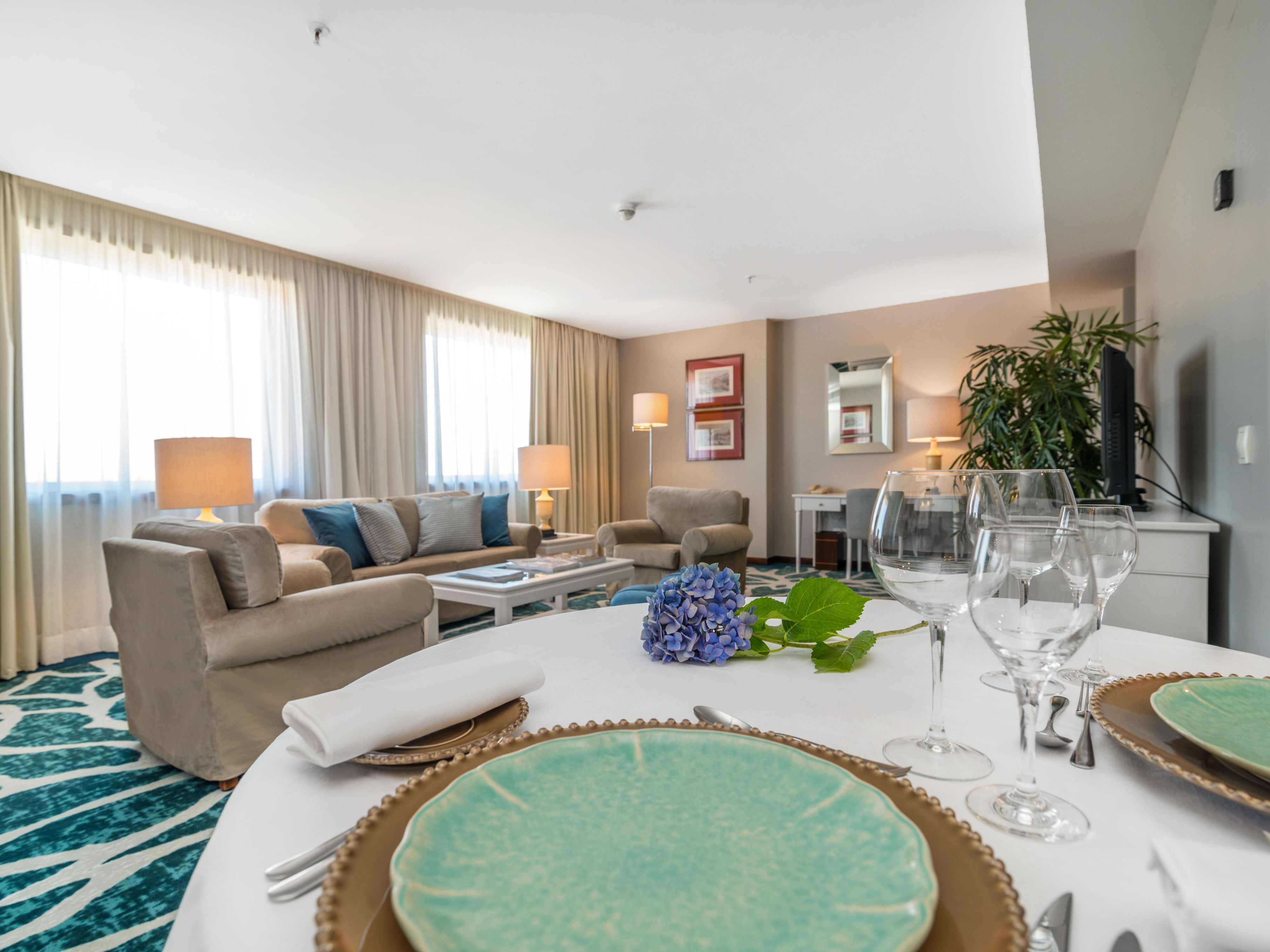 Tenemos la habitación perfecta para explorar Oporto en familia. Con 140 metros cuadrados y 2 plantas, disfrute de un merecido descanso con vistas al centro de la ciudad y al río Duero.