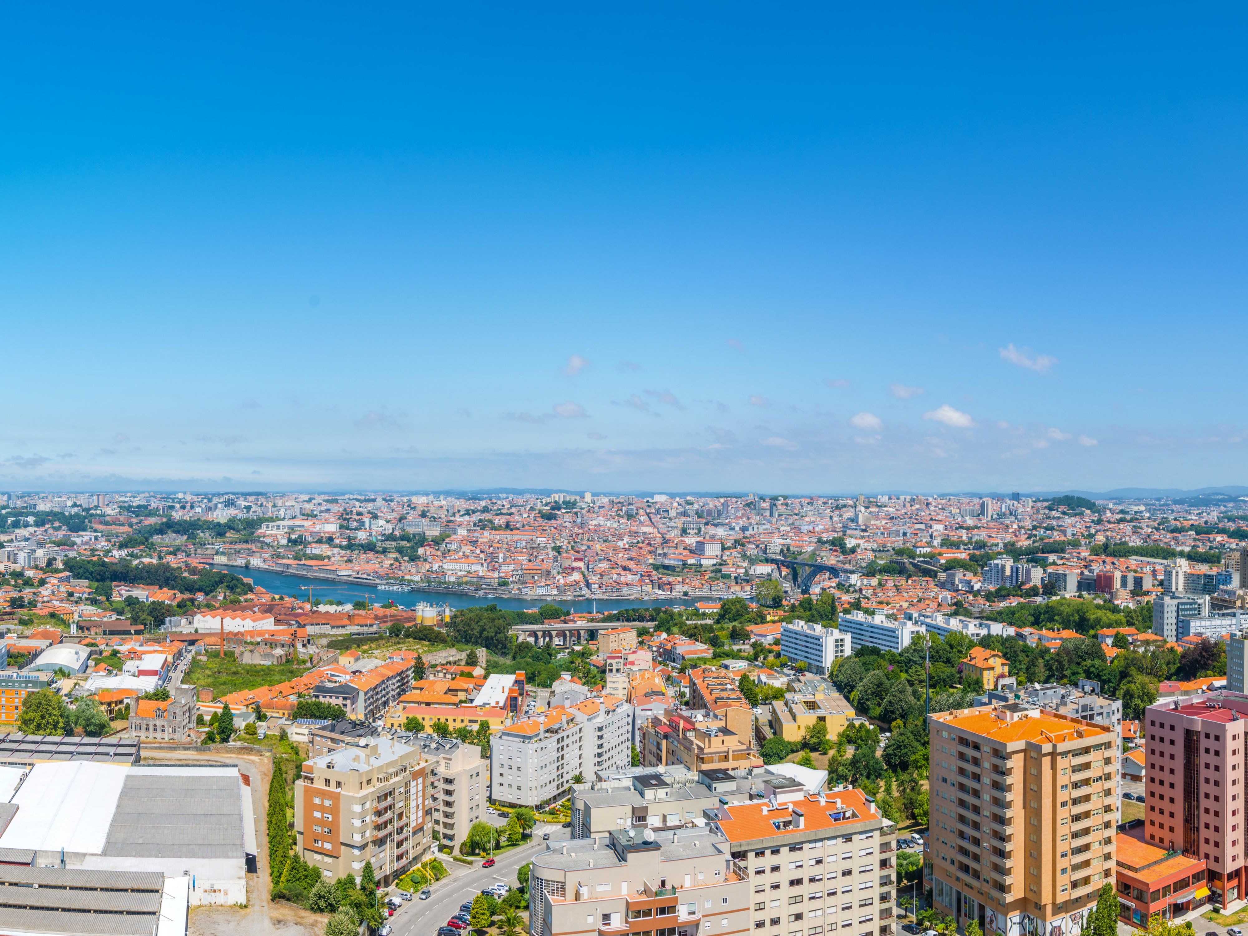 Póngase al día con todas las luces nocturnas y la vista infinita de Oporto al reservar nuestras habitaciones con vista al río.