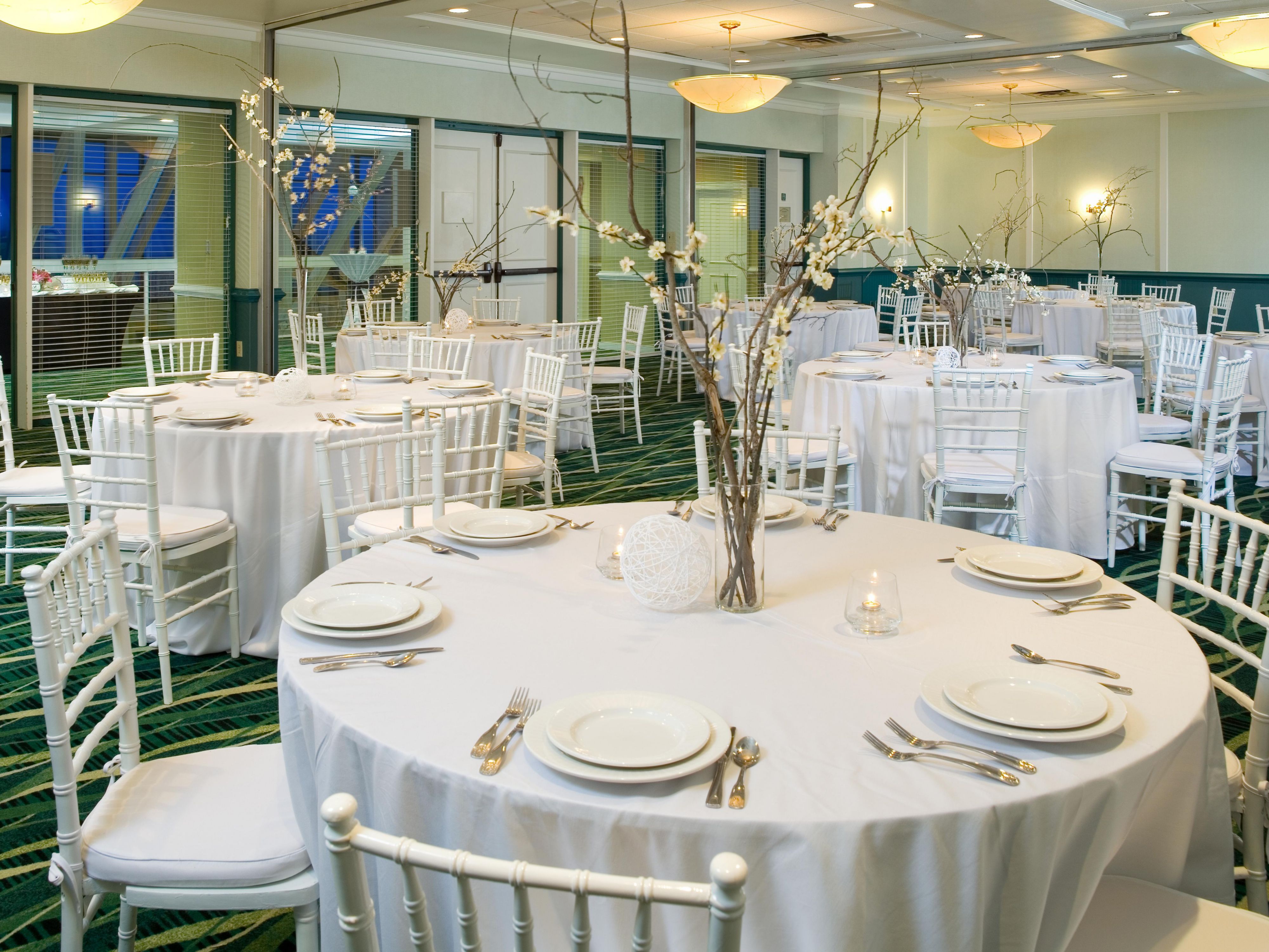 The Holiday Inn Va Beach-Oceanside (21st st
) features over 1,500 square feet of meeting space for productive and memorable business meetings, banquets, wedding receptions, social events or private parties. Wedding packages at our beachfront hotel can be customized for up to 100 people to make your dreams come true. Begin your ever after with us!