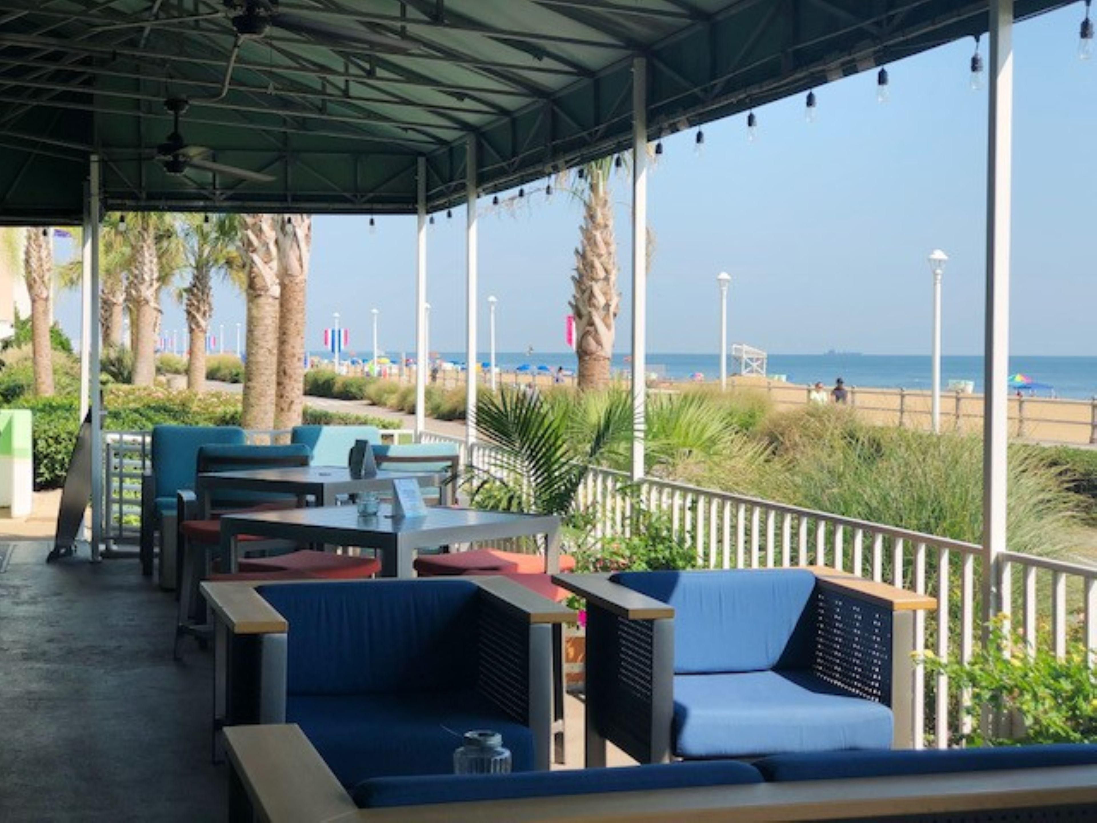 At Hemingway's Restaurant & Bar Pilar, savor a delicious variety of flavors from the Holiday Inn Va Beach-Oceanside (21st St). Located on a beautiful stretch of oceanfront, it’s the perfect place to enjoy the many flavors of Virginia Beach. From our cooked-to-order breakfast to oceanfront dining and lounge, this location has it all. 