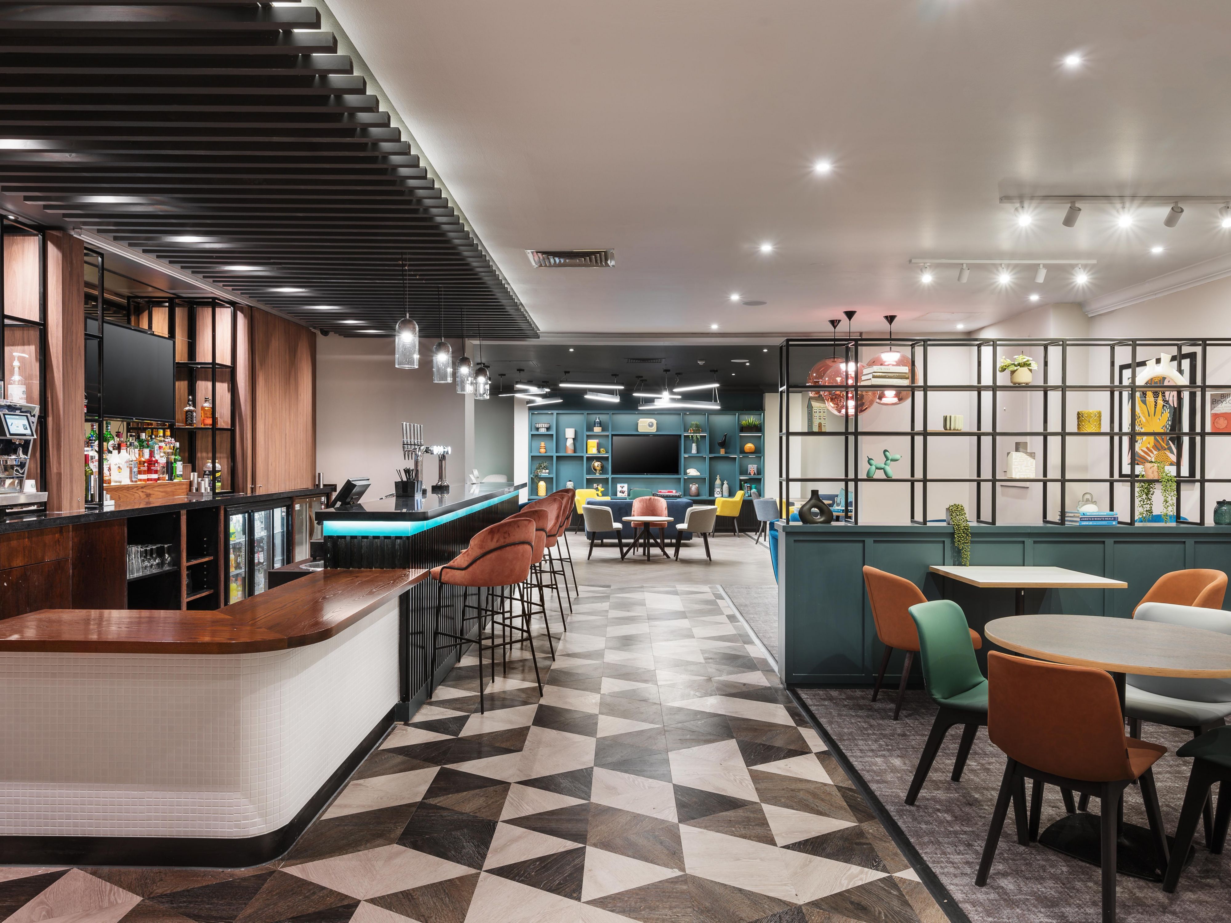 Our Open Lobby offers a wide range of delicious dining options, while the bar provides an informal and relaxed space to unwind, grab a light bite to eat, or use as an informal place to catch up on work. We also have ample outdoor seating so you can enjoy a spot of al fresco dining on warmer days. 