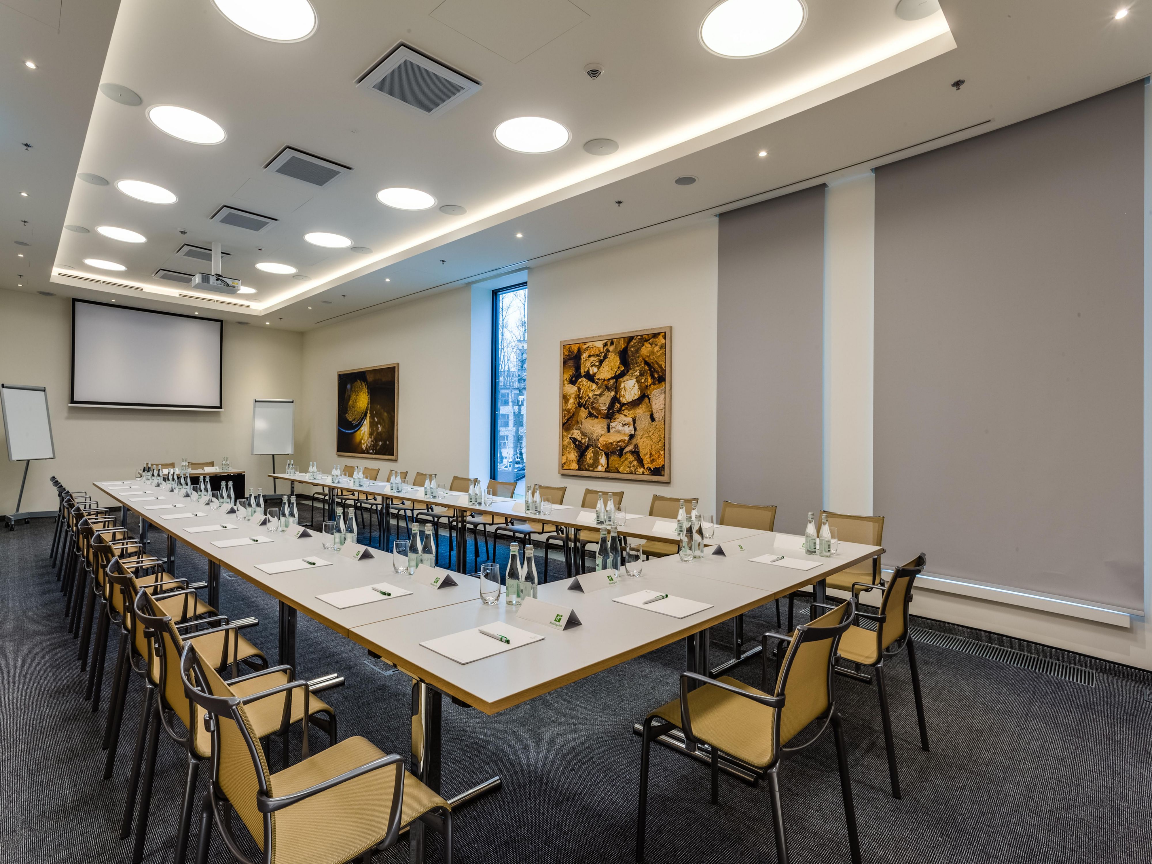 Do you need a modern, well-equipped meeting room? We offer four meeting rooms, with access to daylight, projector and the assistance of our Meeting Ambassador to make sure your meeting will be a success.
Simple, Modern, Adjustable, Reliable and Trustworthy.  - SMART Meetings at Holiday Inn Warsaw City Centre. 