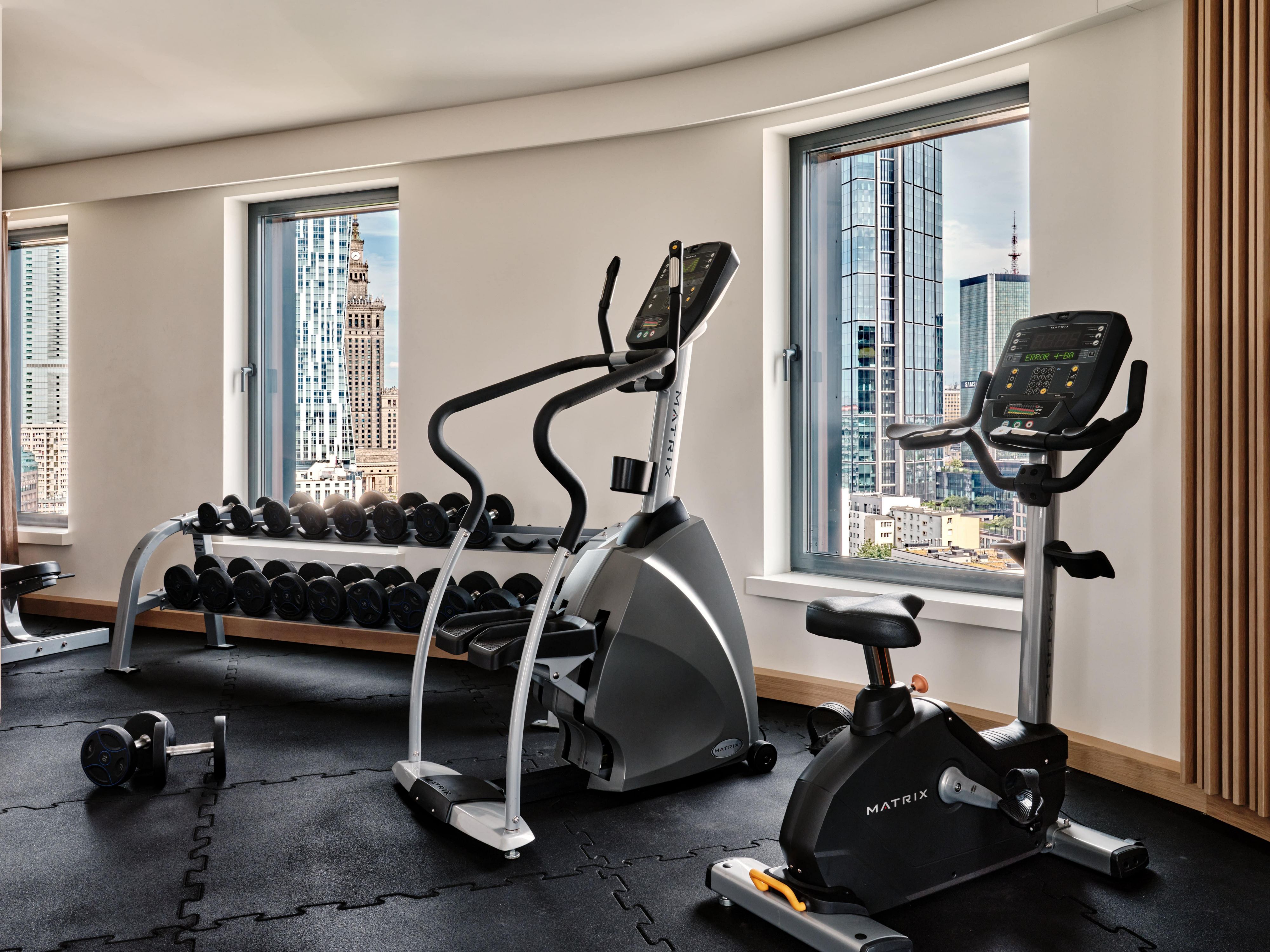 Are you considering a stay at the hotel boasting a Fitness Centre with breathtaking views? Look no further! Located on the highest floor, our Fitness Centre offers a perfect retreat after a hectic day. Utilize the treadmill, rowing machine, or the free weights area while soaking in the panoramic vista of Warsaw.