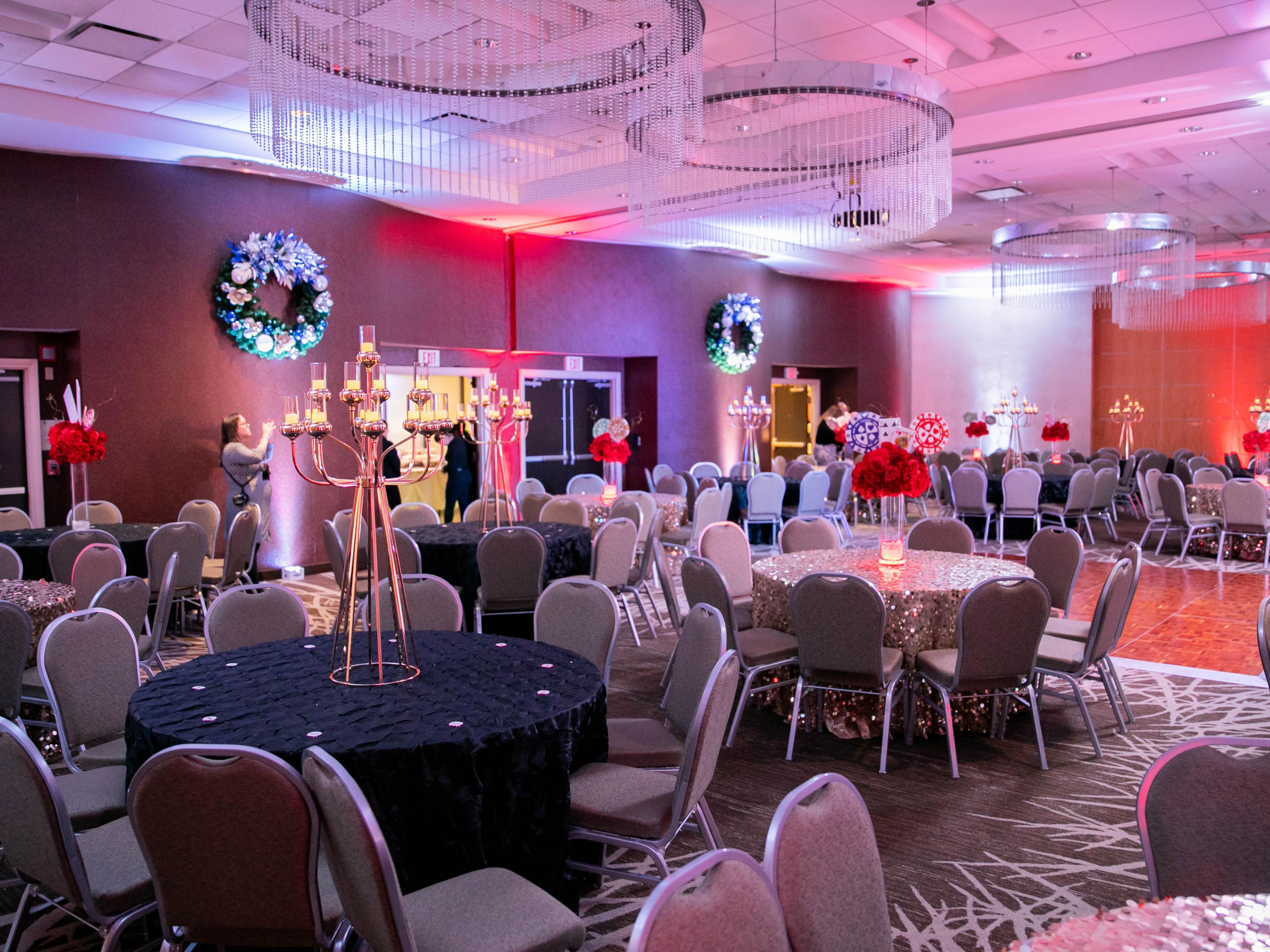 عندما تخطط ليومك الخاص، دعنا نساعدك في إجراء الترتيبات للضيوف بسلاسة وخالية من التوتر. يسعدنا تقديم أسعار مخفضة خاصة لمجموعات الغرف، مما يمنح أصدقائك وعائلتك مكانًا مريحًا للاحتفال. اتصل بنا لإنشاء خطة مخصصة لحفل زفافك.