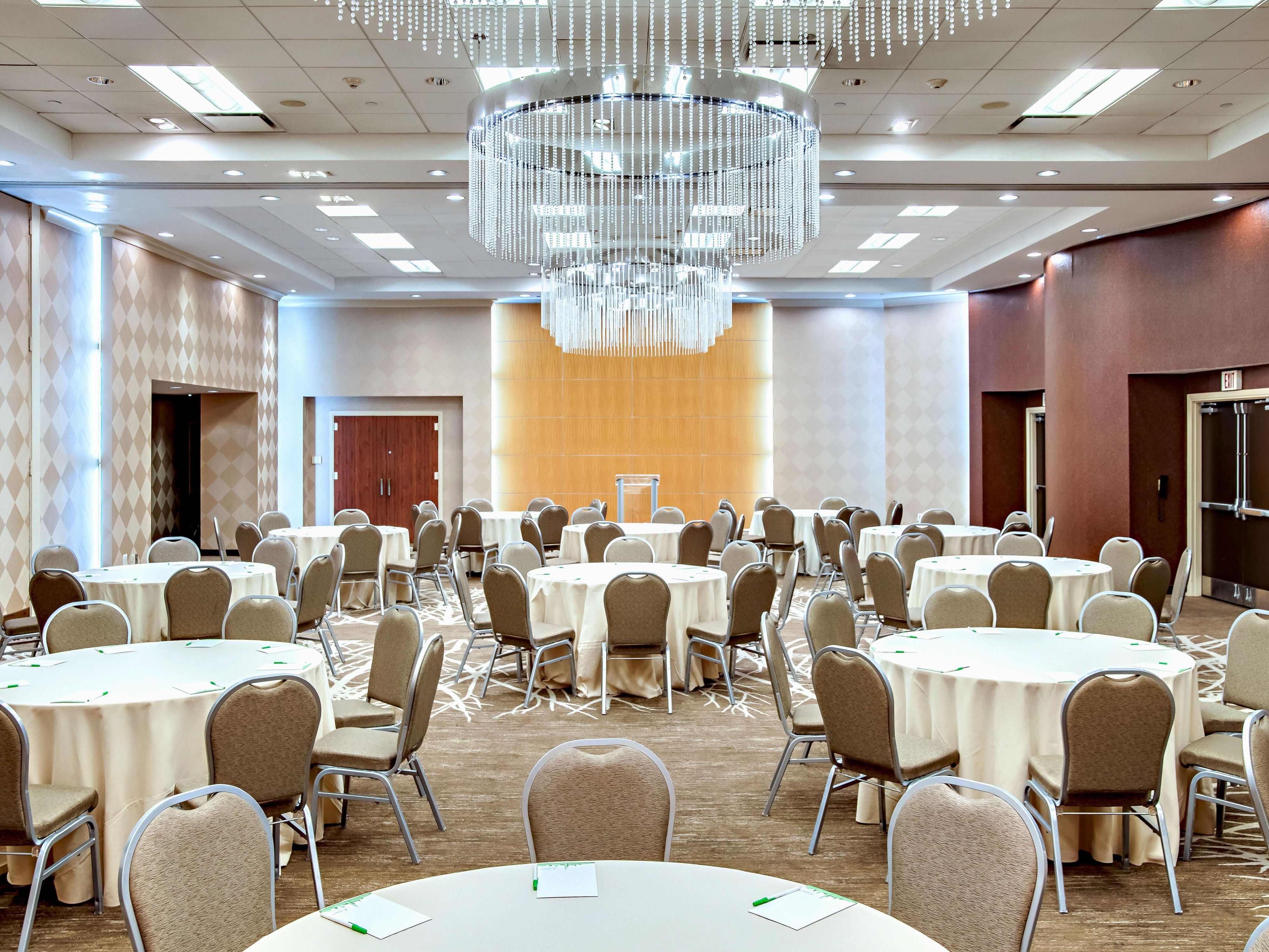 Organice su próxima reunión o evento en el Holiday Inn Washington Capitol – National Mall con hasta 8,000 pies cuadrados. pies cuadrados de espacio flexible para hasta 220 invitados. Disfrute de Wi-Fi gratuito, equipo audiovisual y opciones de catering. Comuníquese con nuestro equipo de ventas para comenzar a planificar su evento hoy mismo.