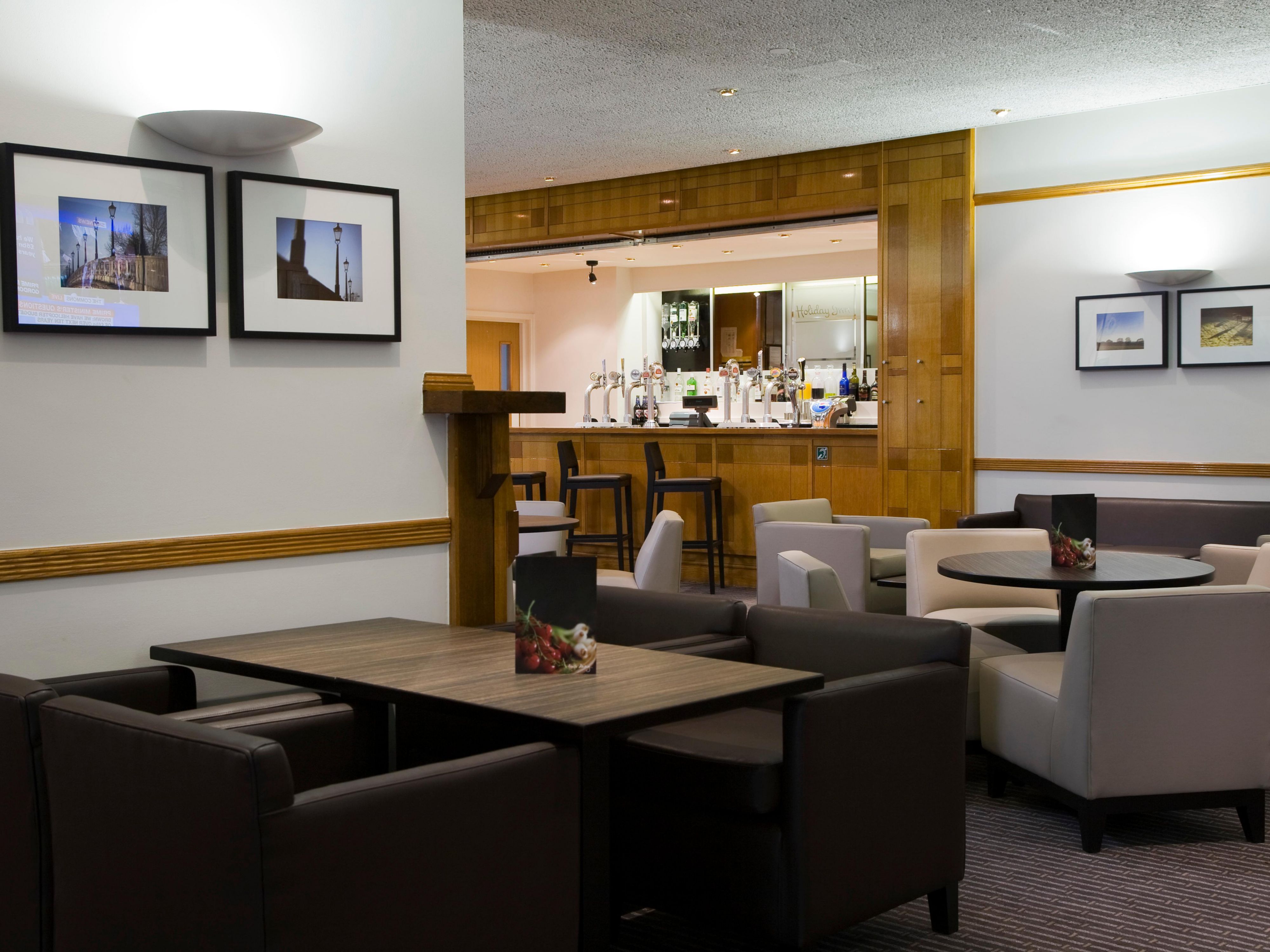 Our hotel has a range of food and drink options for our guests to enjoy. Our lounge and bar areas are open throughout the day and offer a relaxing place to grab a drink or a light bite.