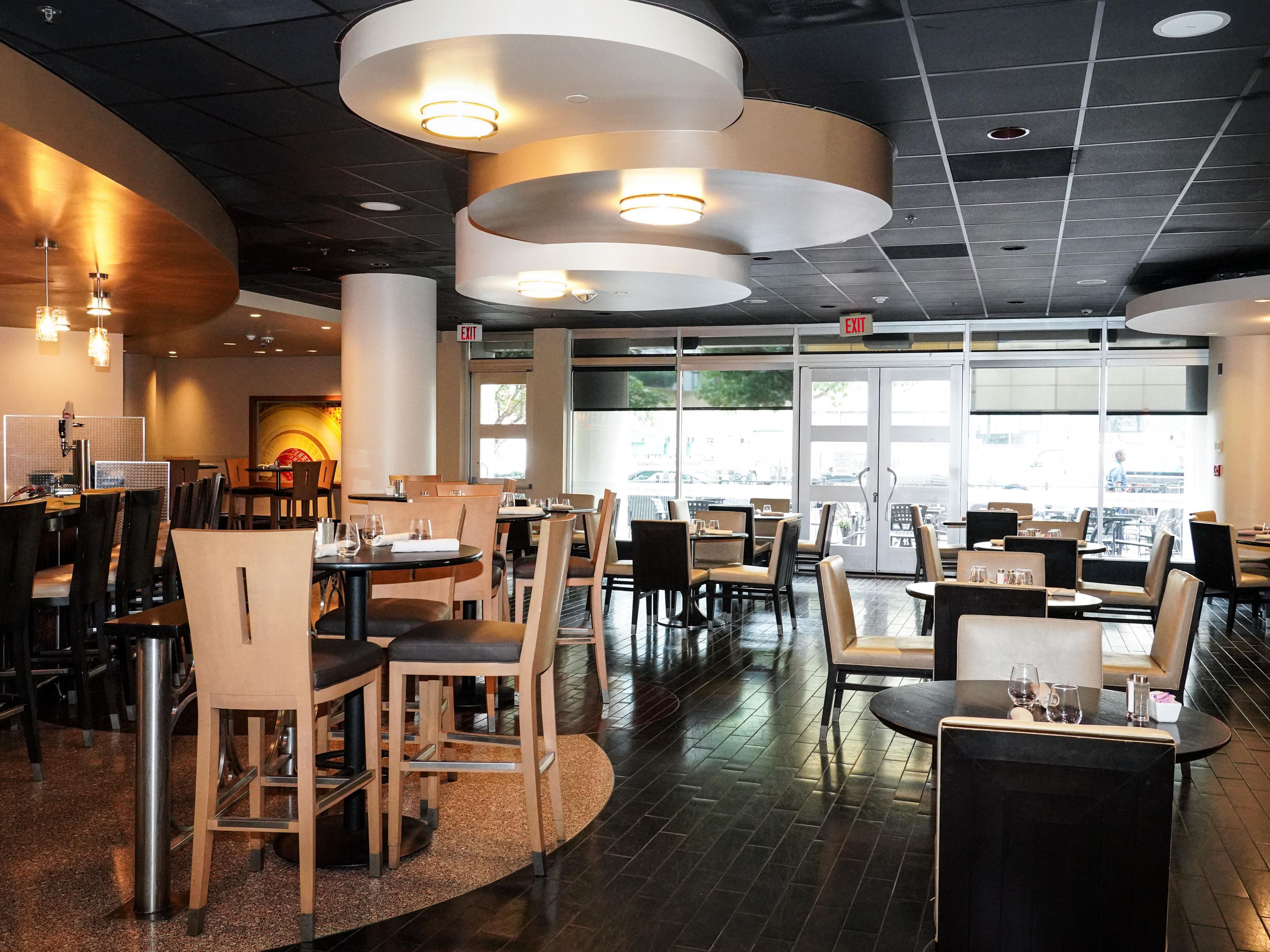 في موسم العطلات هذا، يتوفر بار ومطعم جريل 21سانت آمندمنت لجعل احتفالاتك مميزة! في يوم عيد الميلاد (ديسمبر. 25) ، نحن مفتوحون من 3:00 مساءً إلى 8:00 مساءً. ثم انضم إلينا في ليلة رأس السنة (ديسمبر). 31) من 4:00 مساءً إلى منتصف الليل مع حلول العام الجديد! نحن متشوقون للاحتفال معكم بتناول وجبات احتفالية!