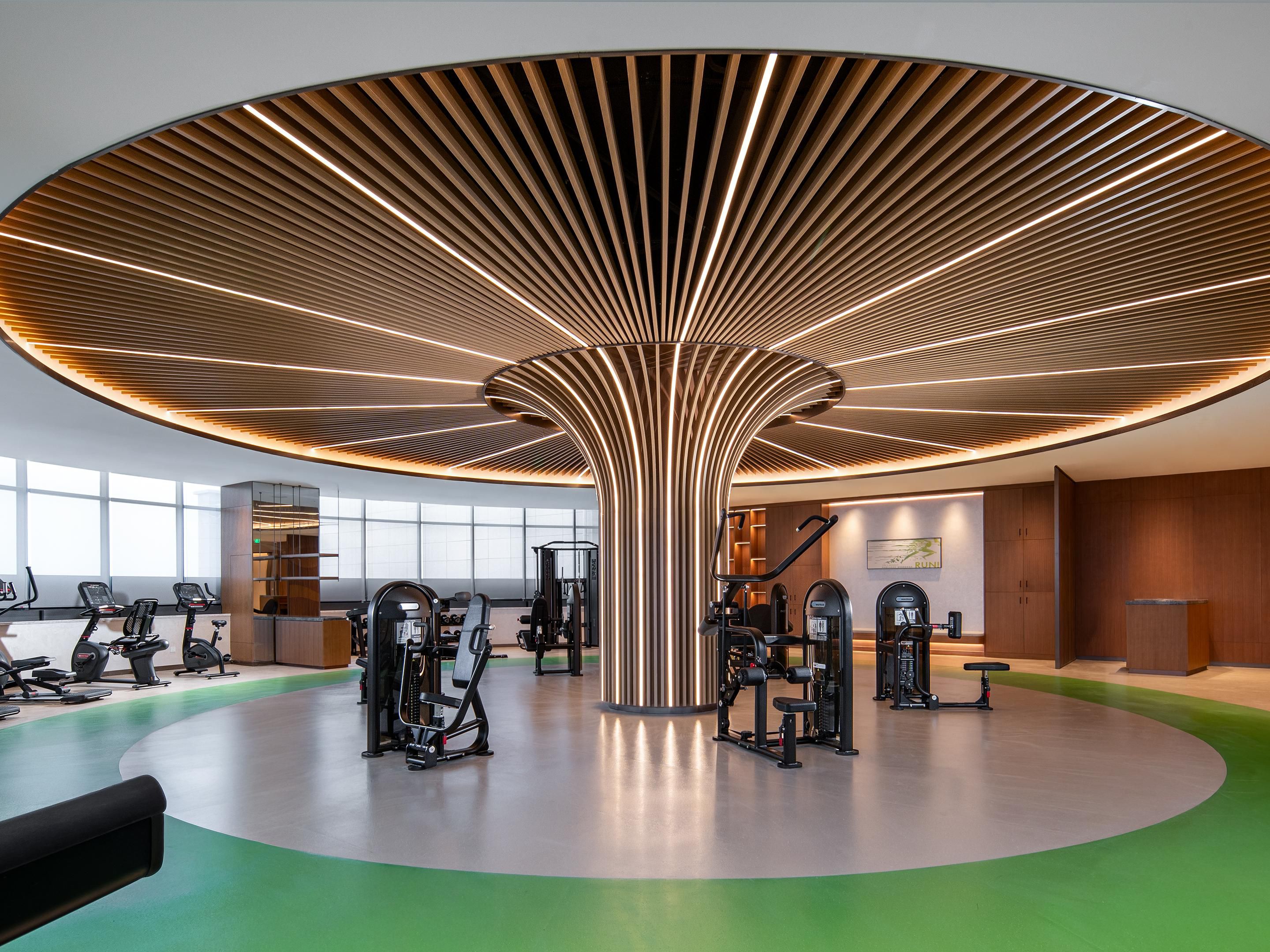 酒店健身房以“专业、便捷、舒适”为核心，打造适配高端客群的全天候运动空间，满足商务差旅、休闲度假中的健身需求。