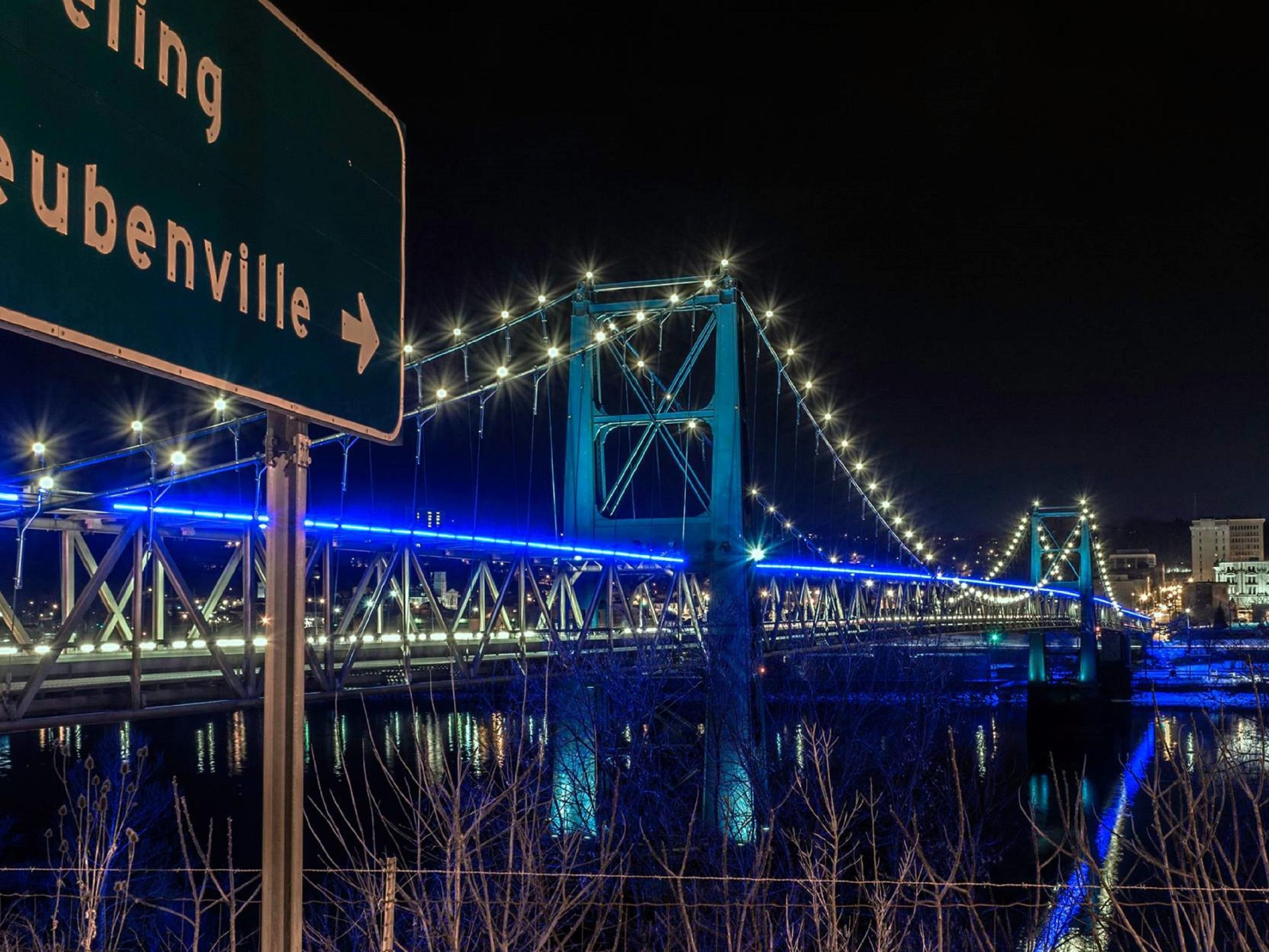 Cómodo acceso a la autopista US RT 22. A solo unos pasos de: supermercados, gasolineras, restaurantes y tiendas minoristas. A solo 20 minutos del aeropuerto de Pittsburgh y 4 millas de Steubenville Ohio. Restaurante italiano Undo's y bar deportivo abierto todos los días. Desayuno completo ofrecido diariamente y opciones para llevar. Haga clic en el botón Más información para obtener más información.
