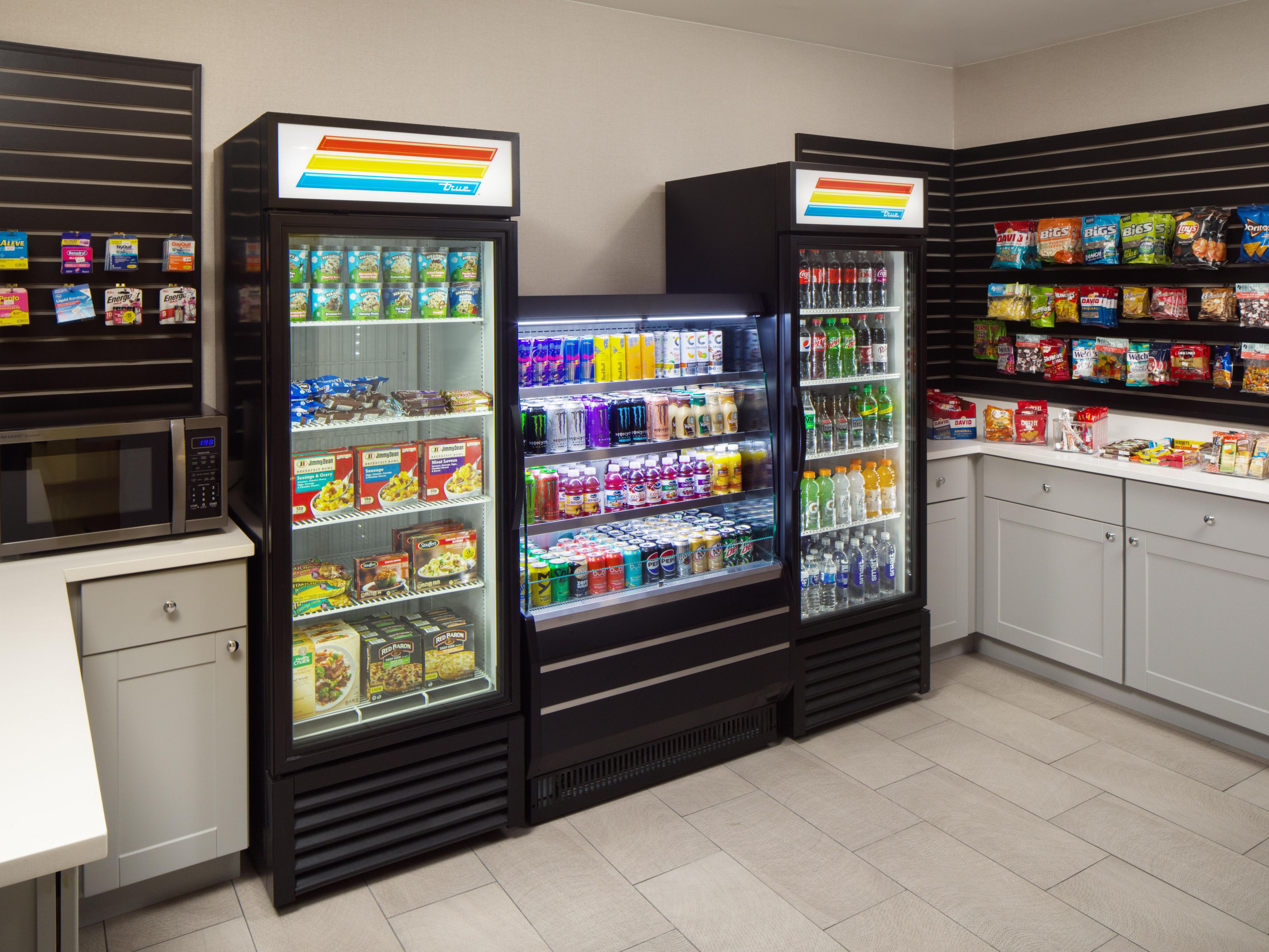 Our market offers a wide variety of delicious snacks, refreshing beverages, and convenience items to meet your needs.
Conveniently located in the lobby, the market is easily accessible for guests, ensuring you can quickly grab what you need without any hassle. Whether you're staying at the hotel or passing by, stop by for a snack or cold drink. 