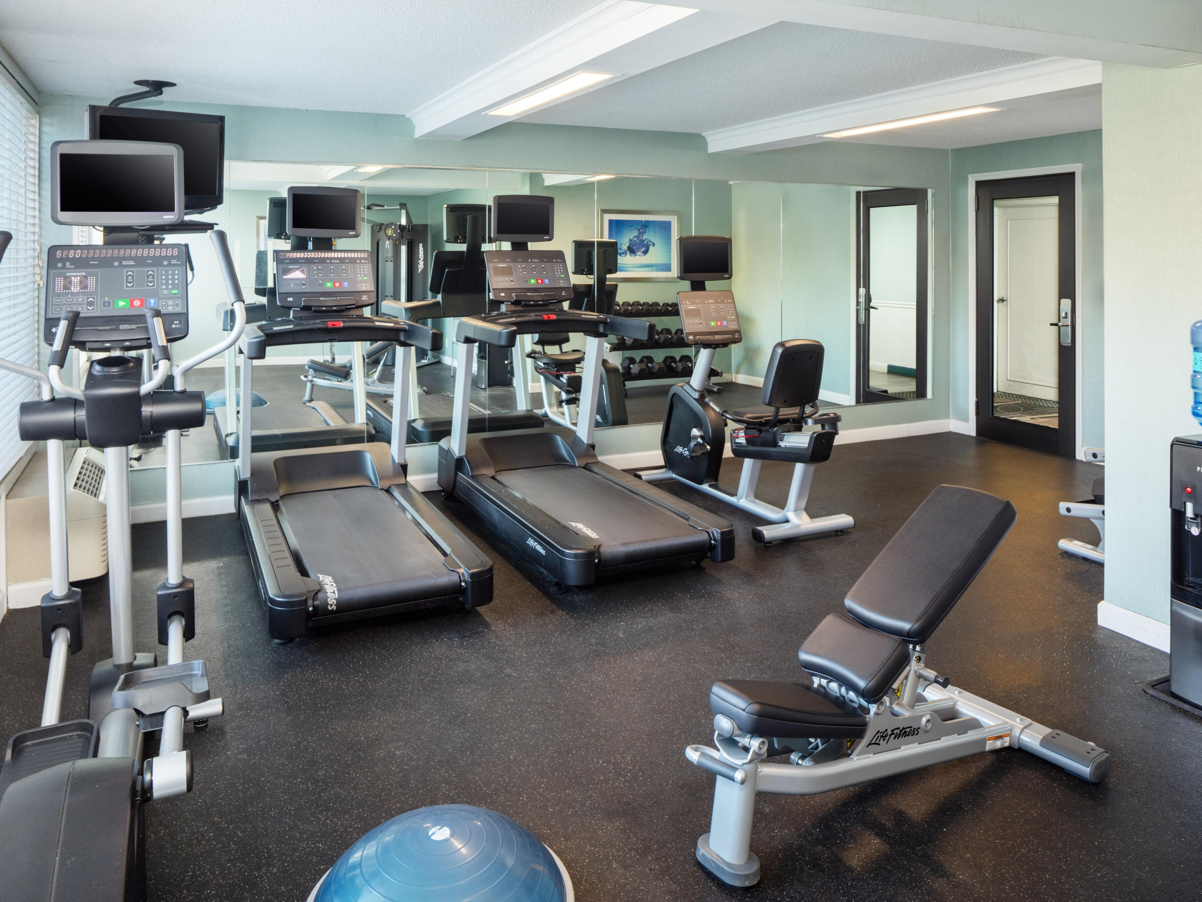 Faites de l’exercice pendant vos déplacements grâce à notre salle de sport pratique sur place . Avec toute une gamme d'équipements cardiovasculaires et de musculation libres, notre 24salle d'entraînement de 20} heures répondra à tous vos besoins.