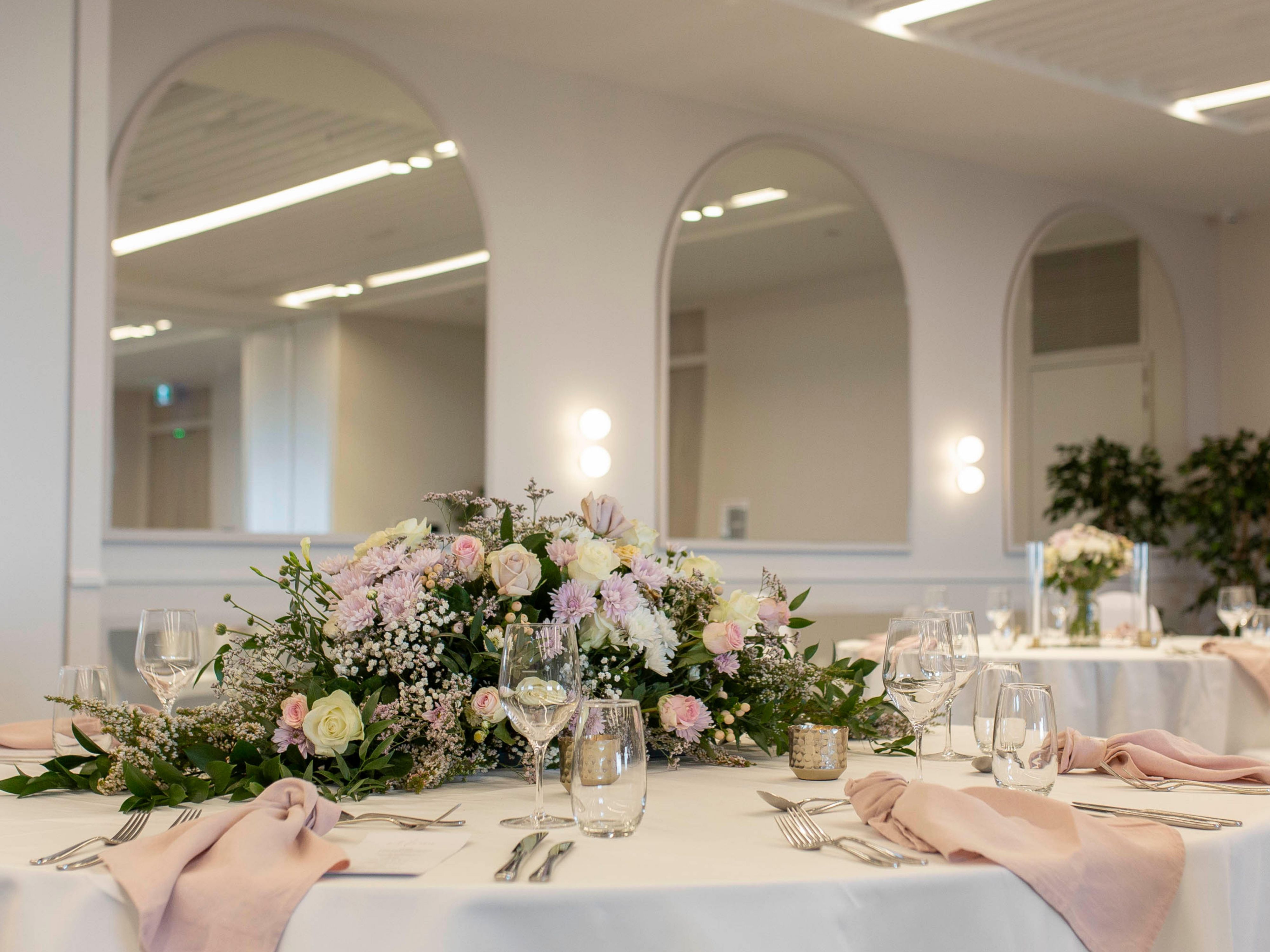 Experience your dream day at the ideal location of Holiday Inn Werribee. Boasting 491 sqm of versatile function space, bathed in natural light, along with an outdoor terrace offering breathtaking views of Werribee and its environs. Our comprehensive range of packages caters to all your requirements.