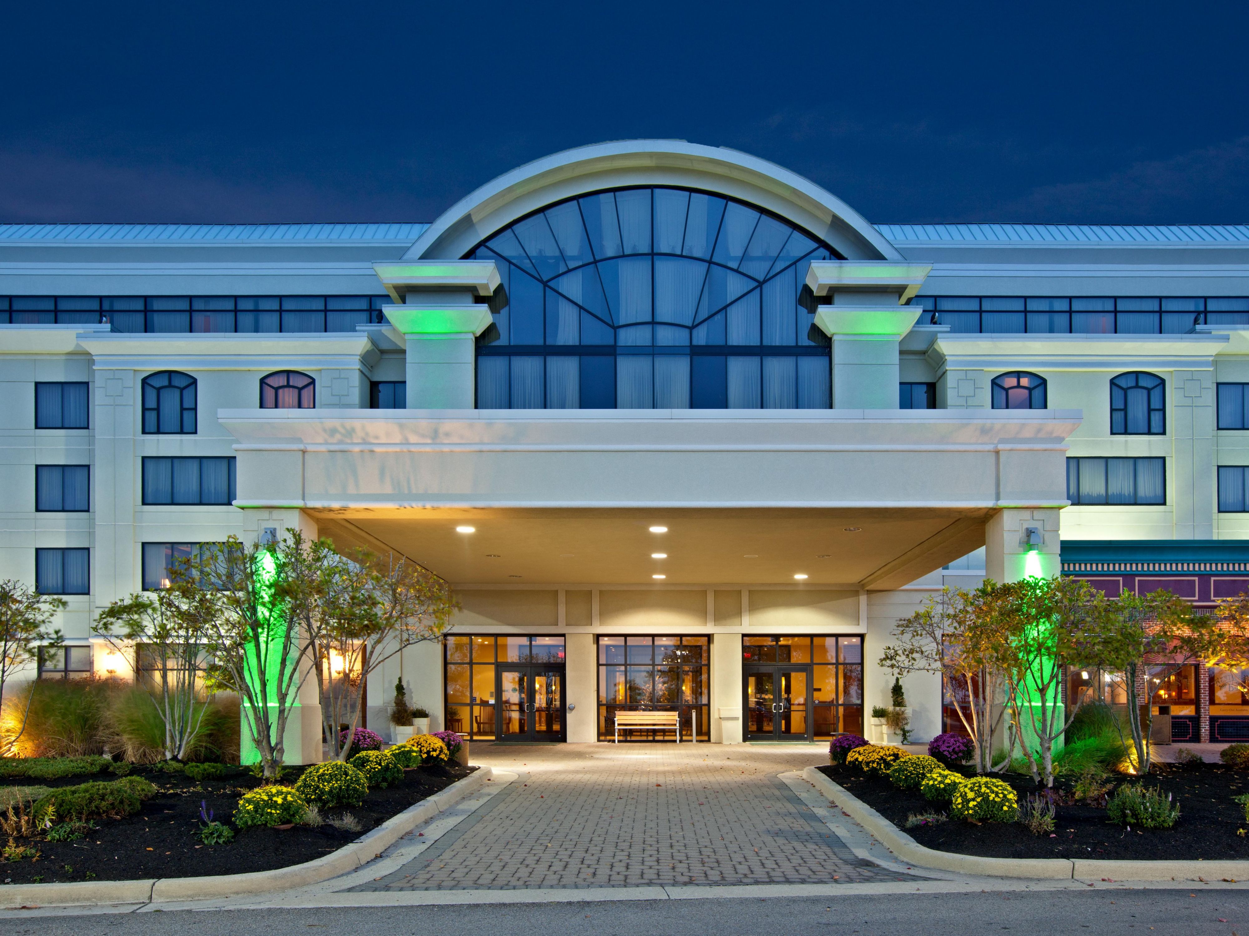 Don’t stress the little things at the Holiday Inn Wilmington hotel, especially when it comes to finding a place to put your car or large vehicle. We offer complimentary parking for all visiting guests, along with on-site EV chargers to accommodate those traveling by electric vehicles.