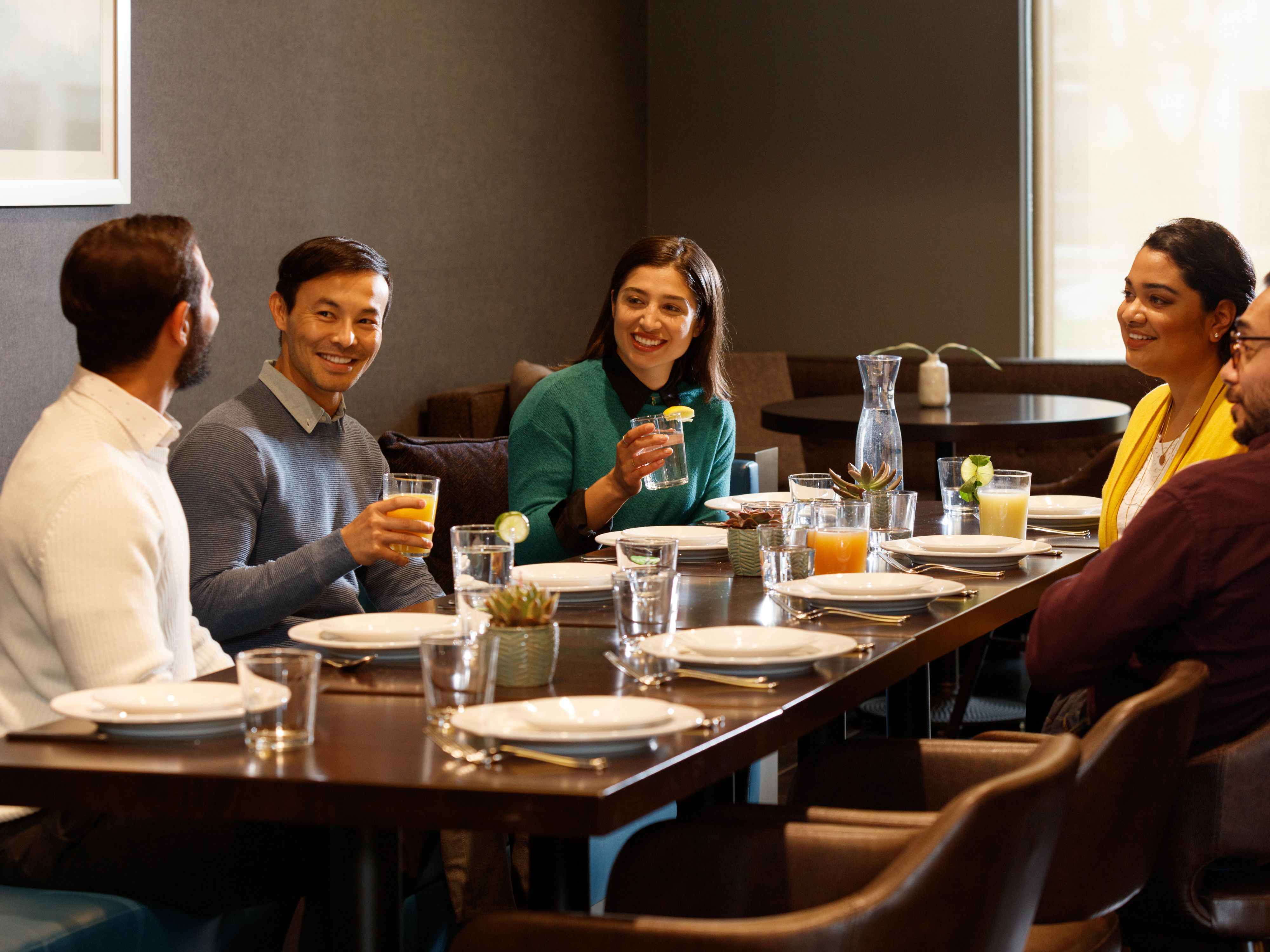You can earn 3 points per $1 USD
when you book meetings, conferences, weddings, social
events or hotel stays on behalf of others. These points turn
into rewards you can redeem for Reward Nights, retail
vouchers, digital downloads and more.
Guests who stay as part of the booking can earn points
through IHG® Rewards too.