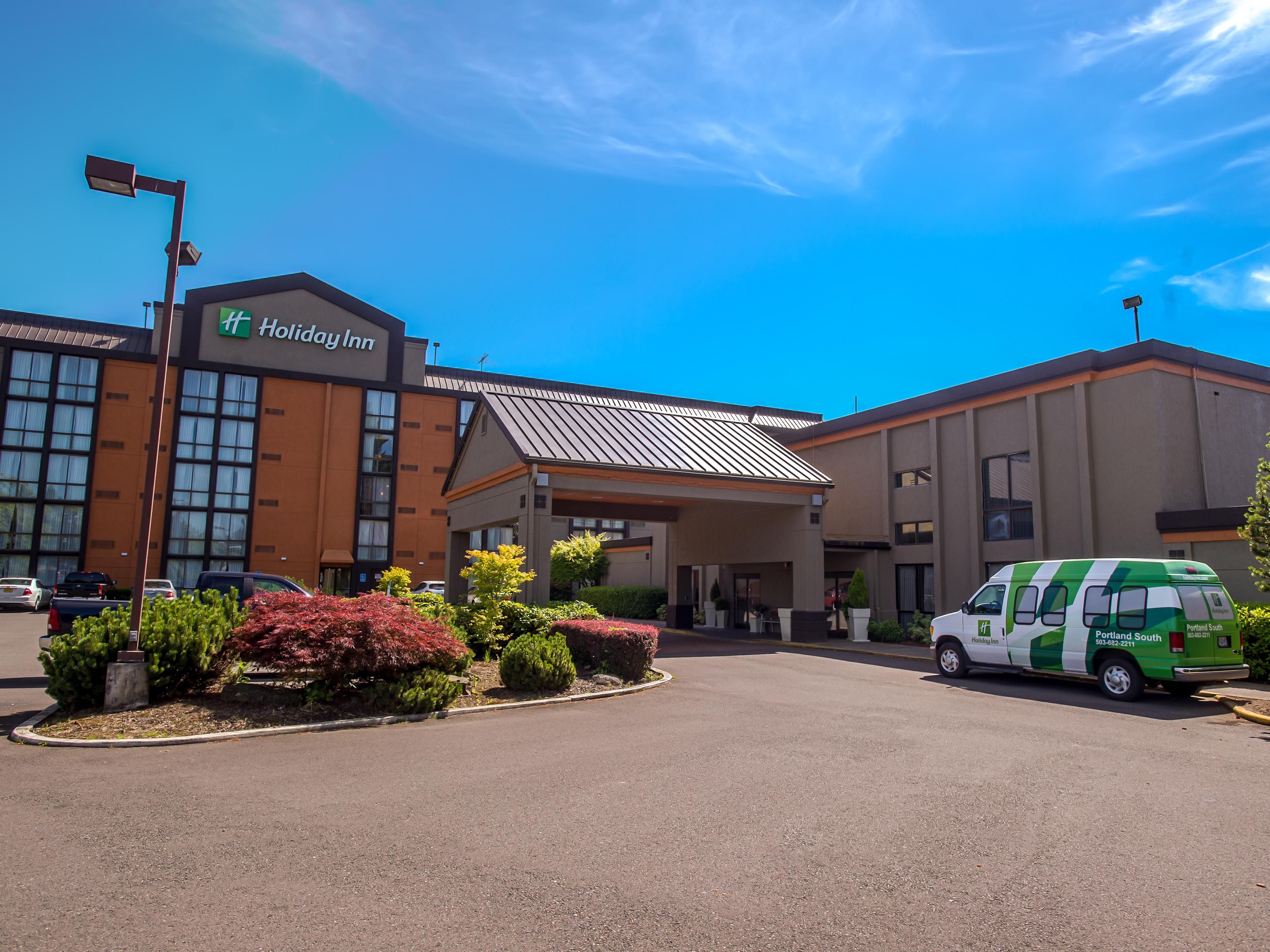 Close to Wilsonville's Bullwinkles Family Fun Center, Graham Oaks Nature Park; Tualatin River National Wildlife Refuge; water sports on the Willamette River, Champoeg Park, Sandelie Golf Course, The Oregon Golf Club, Charbonneau Golf Club, and Aurora Airport.