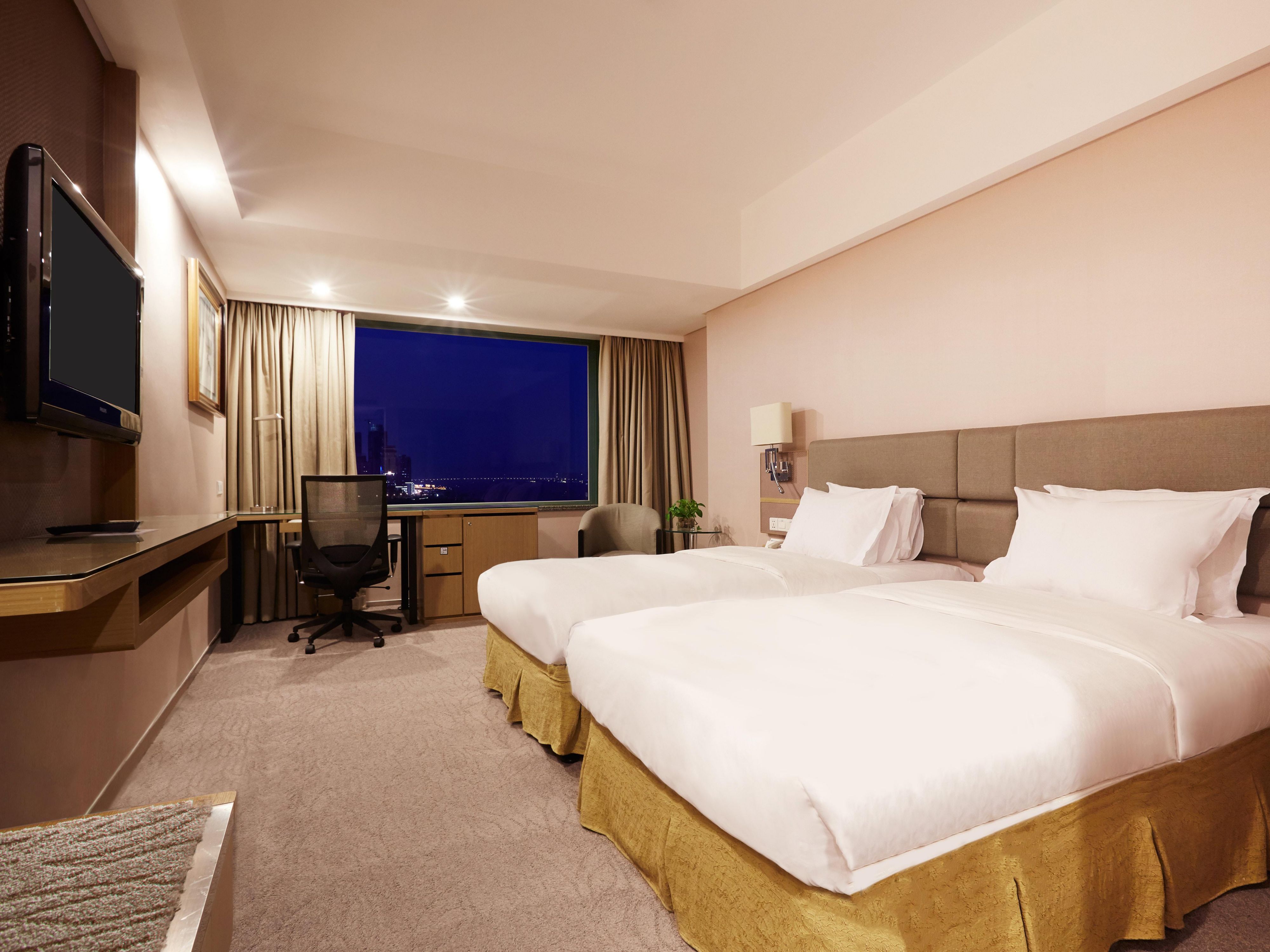 Holiday Inn Wuhan Riverside - Image4