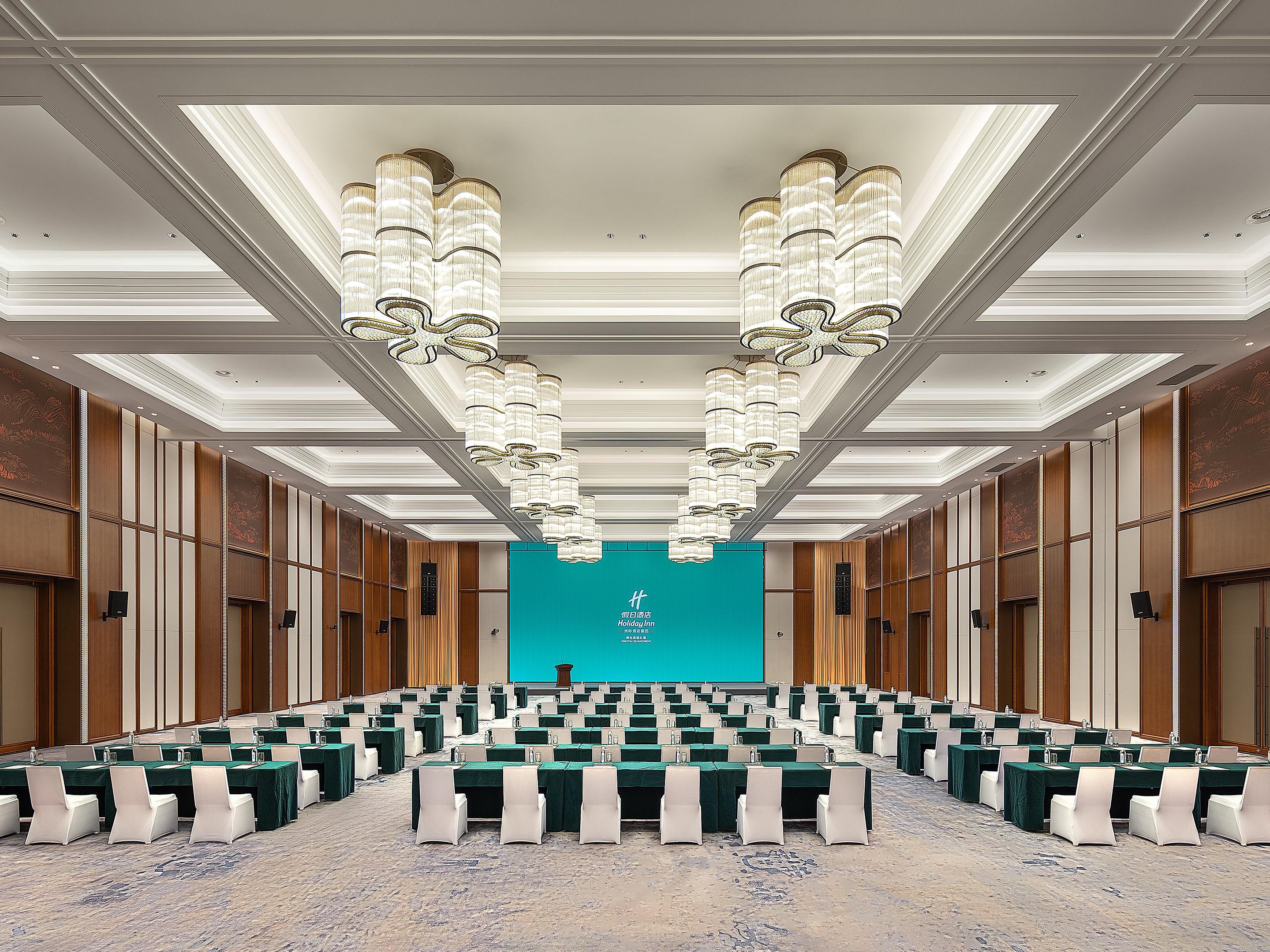 The hotel offers 3,800 square meters of event space, including a 1,100 square meter pillarless ballroom with a 7 meter ceiling, an expansive pre function area, a dedicated banquet foyer and 15 multifunctional meeting rooms. The setting can meet the personalized needs of various business activities such as brand launches, seminars and symposiums.