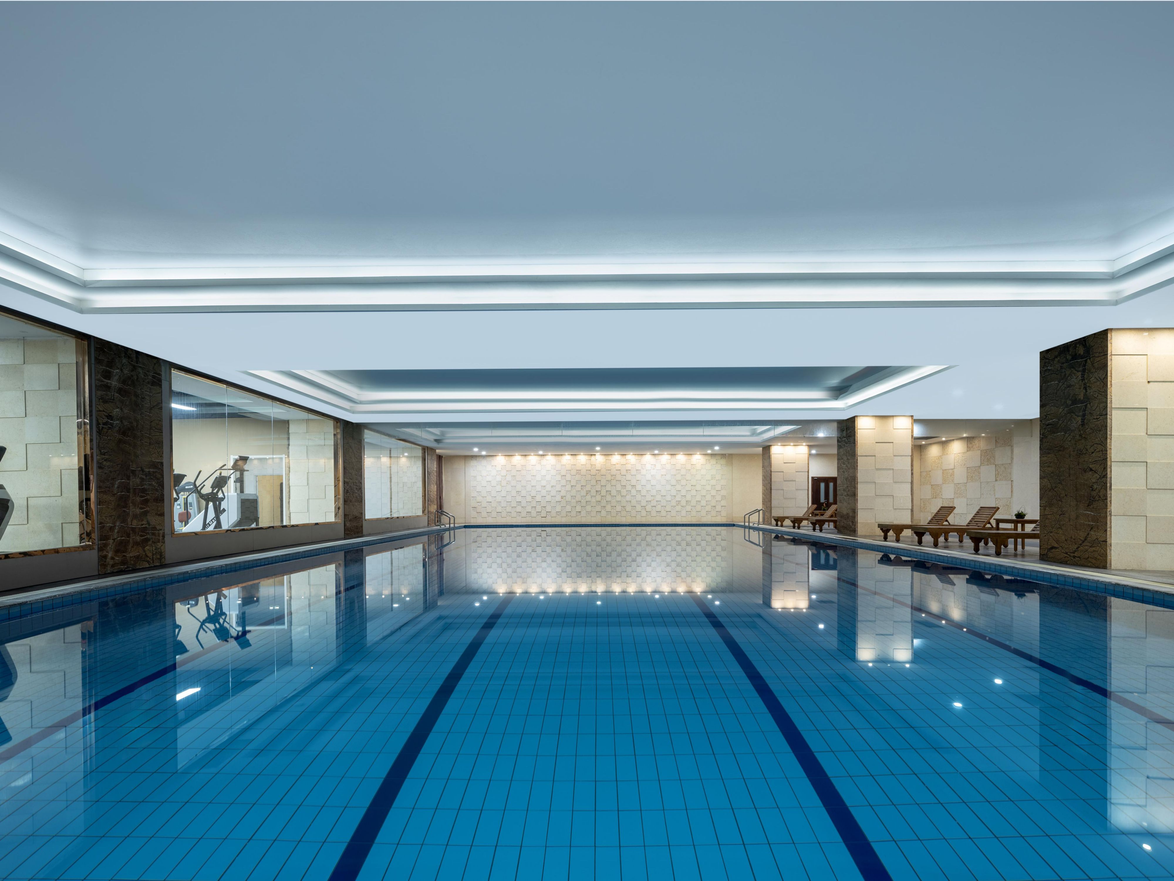 Indoor constant-temperature swimming pool