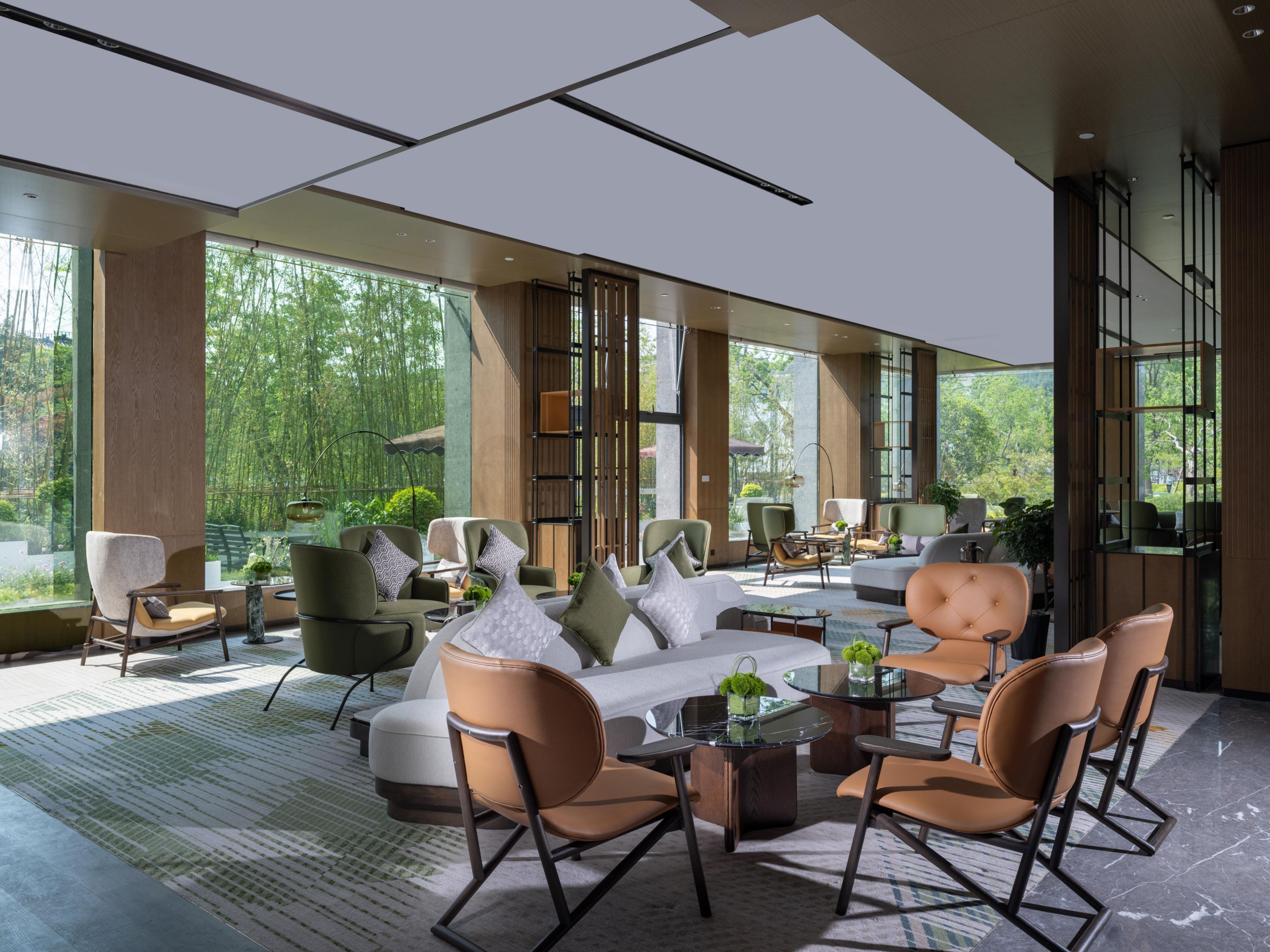 The lobby lounge provides a tranquil escape from the city's hustle and bustle, featuring a stylish ambiance with an elegant charm. You can enjoy panoramic views of the garden while savoring fragrant tea, aromatic coffee, and exquisite afternoon tea. In the evening, a selection of fine wines and signature snacks.