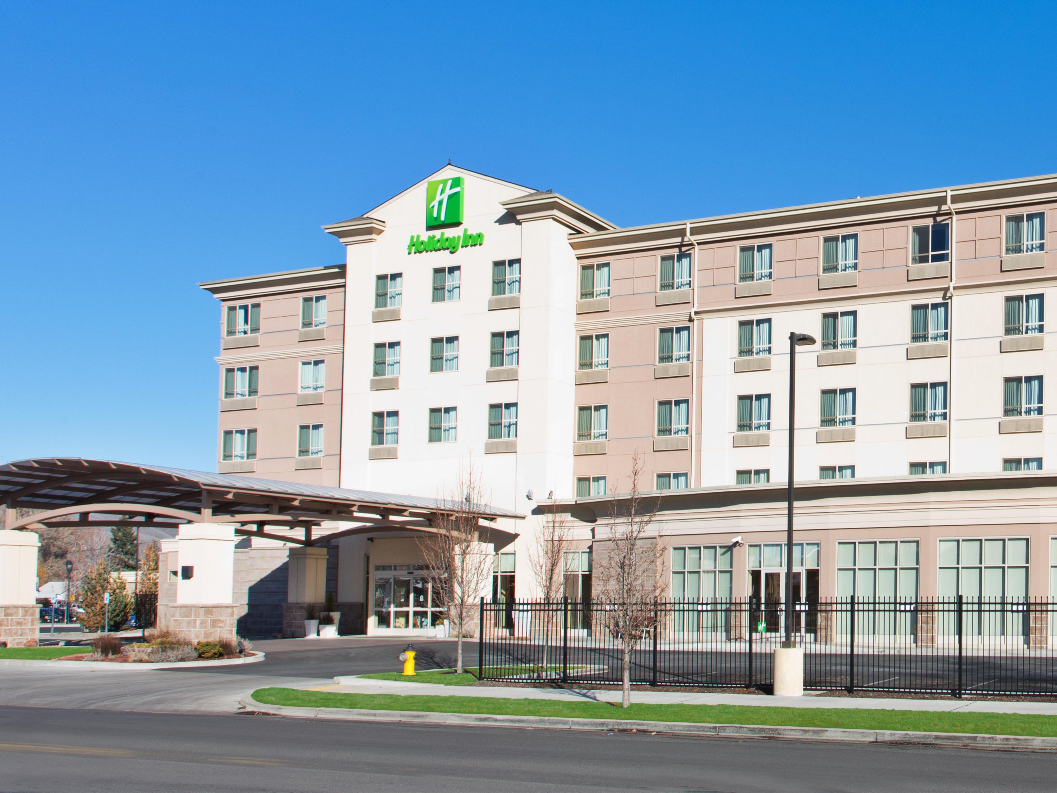 Walk to the shops, restaurants, and attractions of Historic Downtown Yakima. Our convenient location makes it easy to explore the city’s charm and enjoy local favorites right outside our doors.