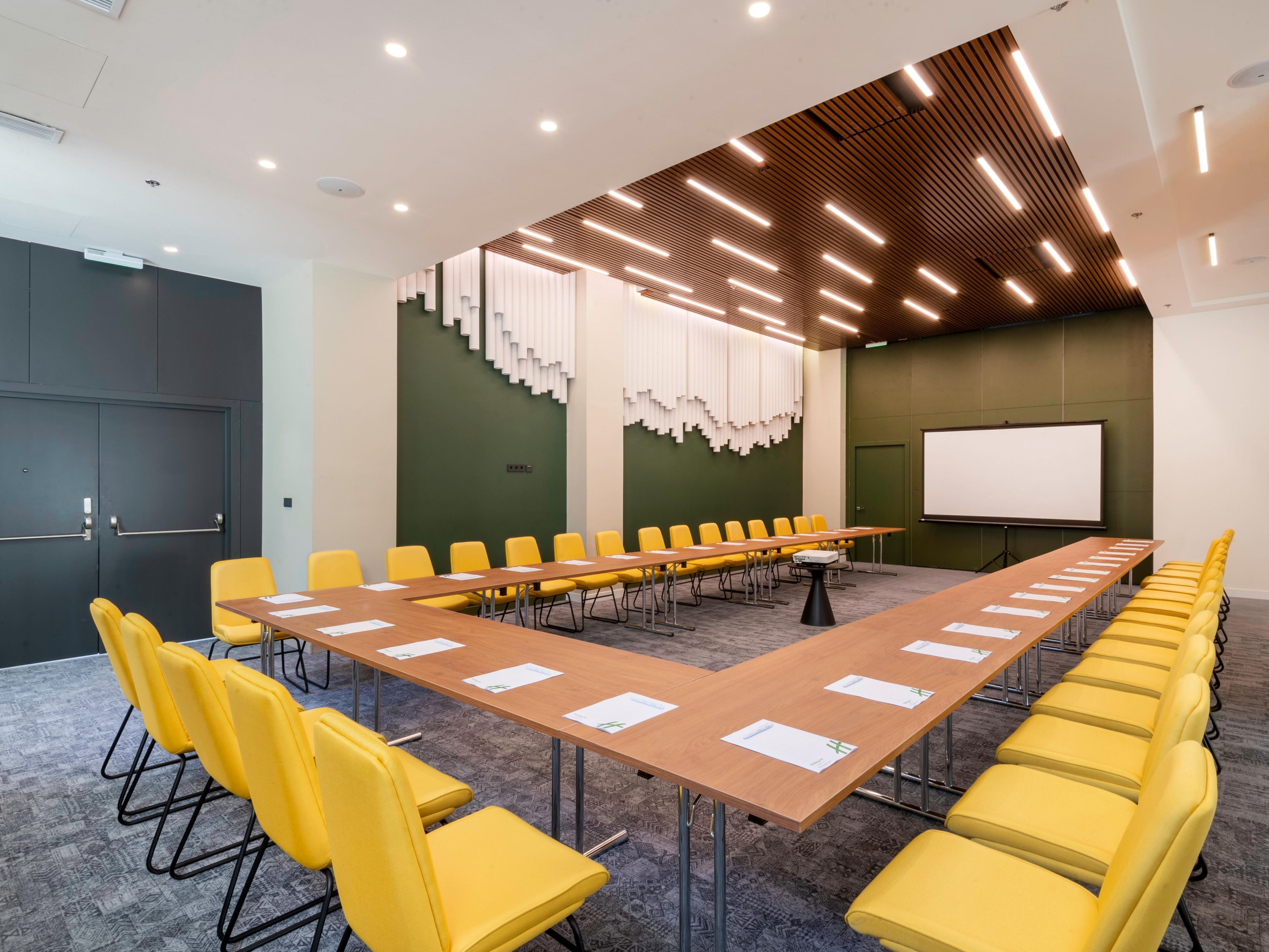 Seven modern and well-equipped meeting rooms are ideal to host any type of event, from high-level conferences to fancy social events. Book with us and join our booker programme IHG® Business Rewards. Enjoy superior working conditions, including state-of-the-art equipment and technical support staff who will help you with any specific requirement.