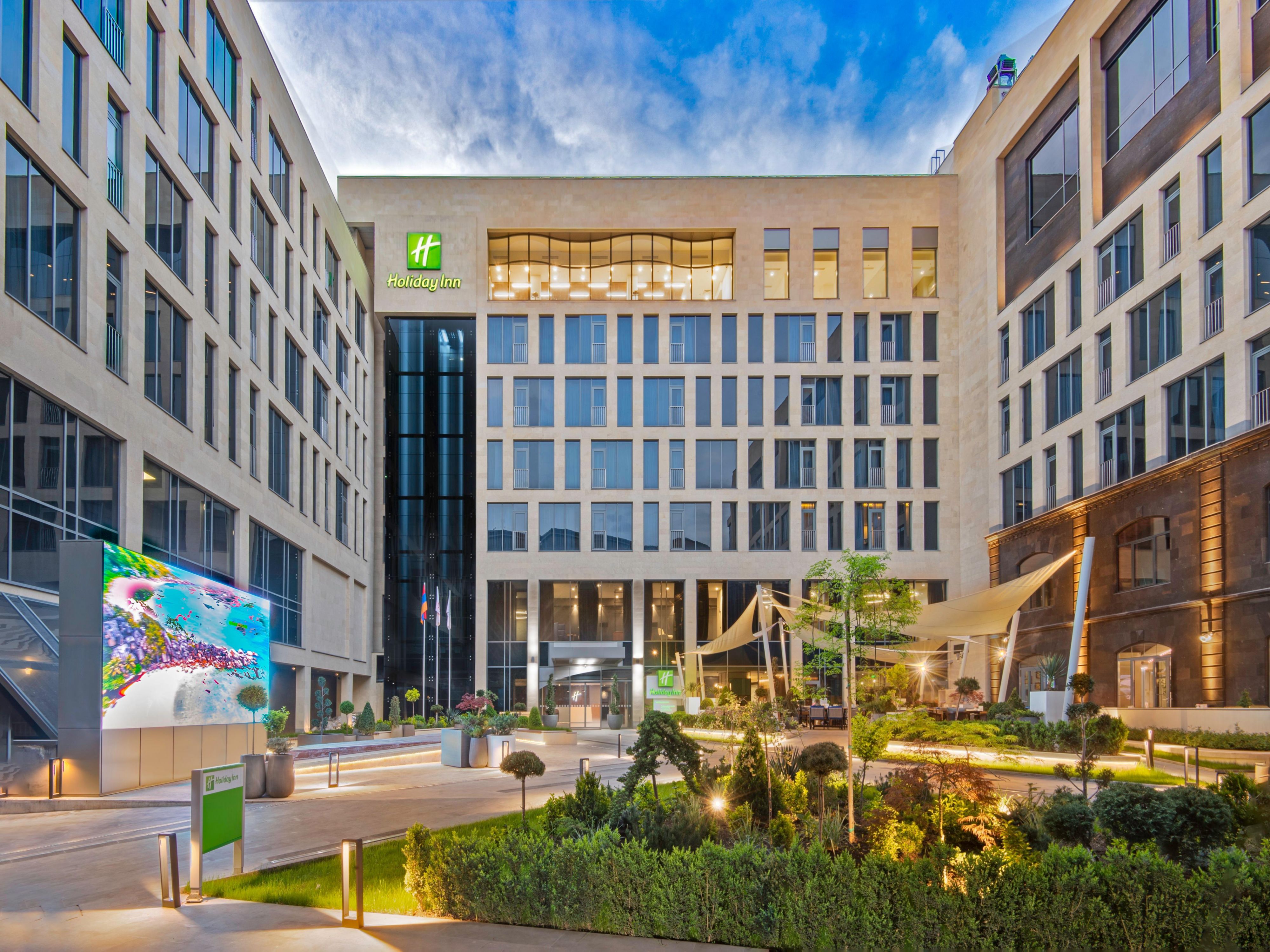 The courtyard of the hotel is located on the first floor, right next to the lobby. The open space is intended for banquets, corporate presentations, receptions, charity events, etc. Holiday Inn Yerevan-Republic Square is also serving appetising catering for events.