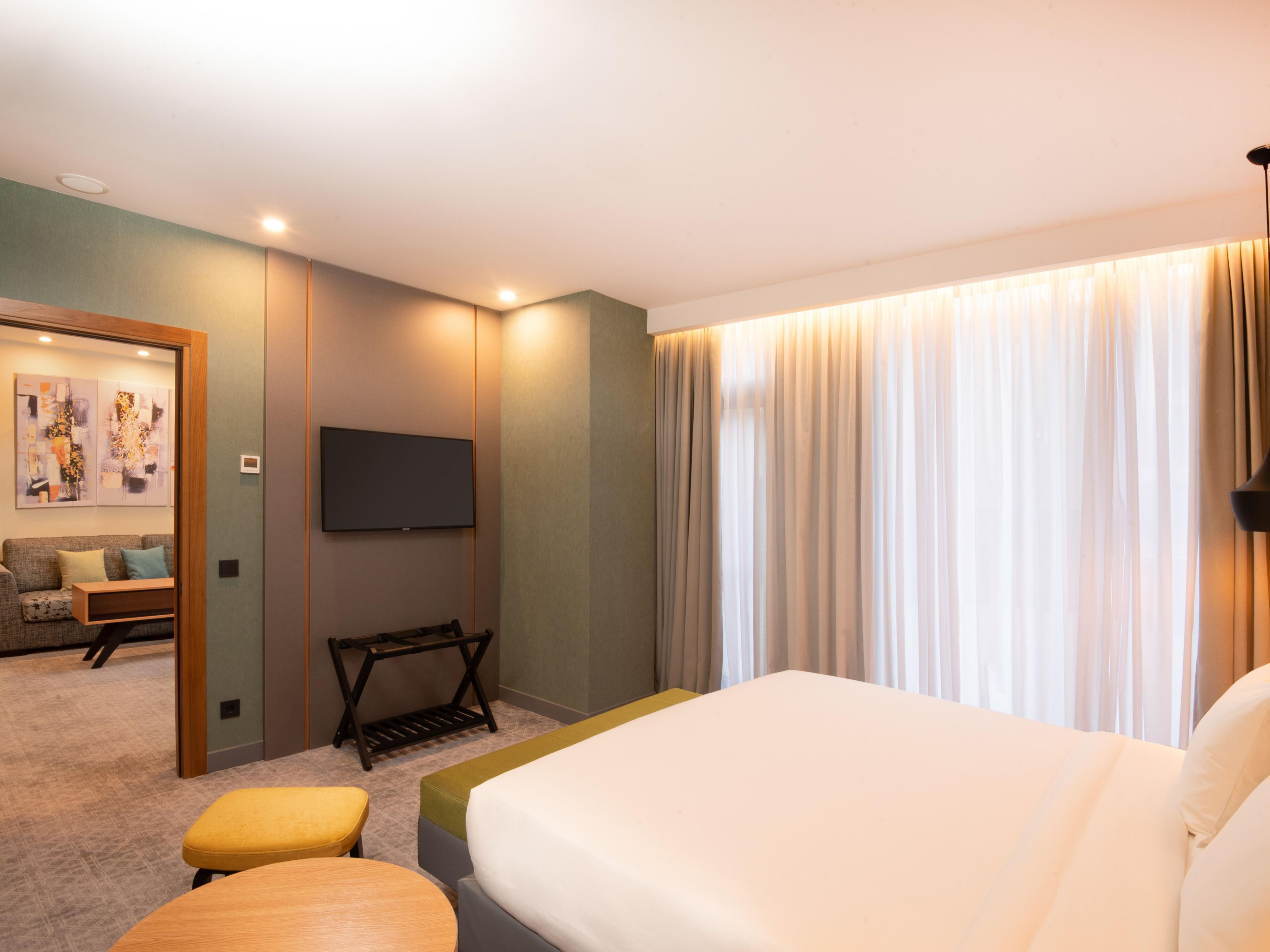 Enjoy our 55 square metre bedroom suite with a living and working area, as well as a large terrace overlooking the cosy courtyard. Please contact the hotel directly to make a reservation.