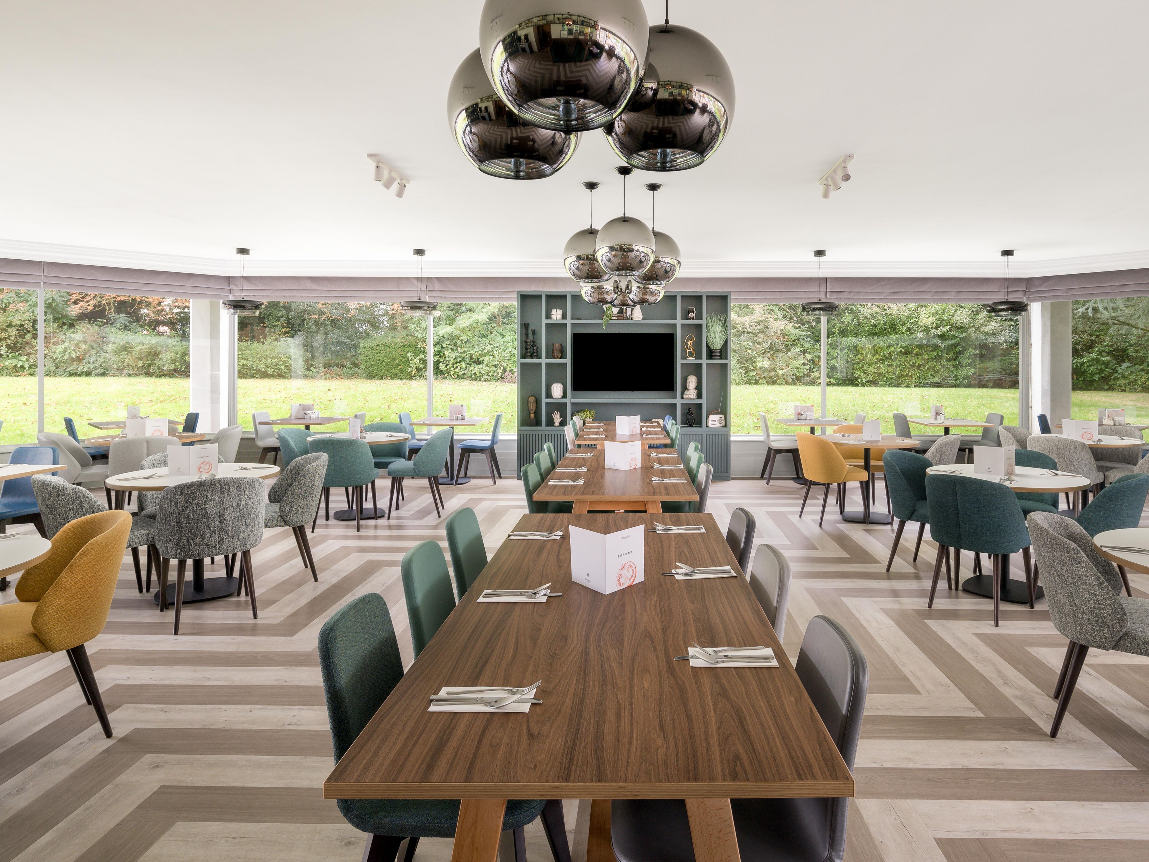 Our hotel has a range of food and drink options for our guests to enjoy. Our lounge and bar areas are open throughout the day and offer a relaxing place to grab a drink, a hearty meal or a light bite.