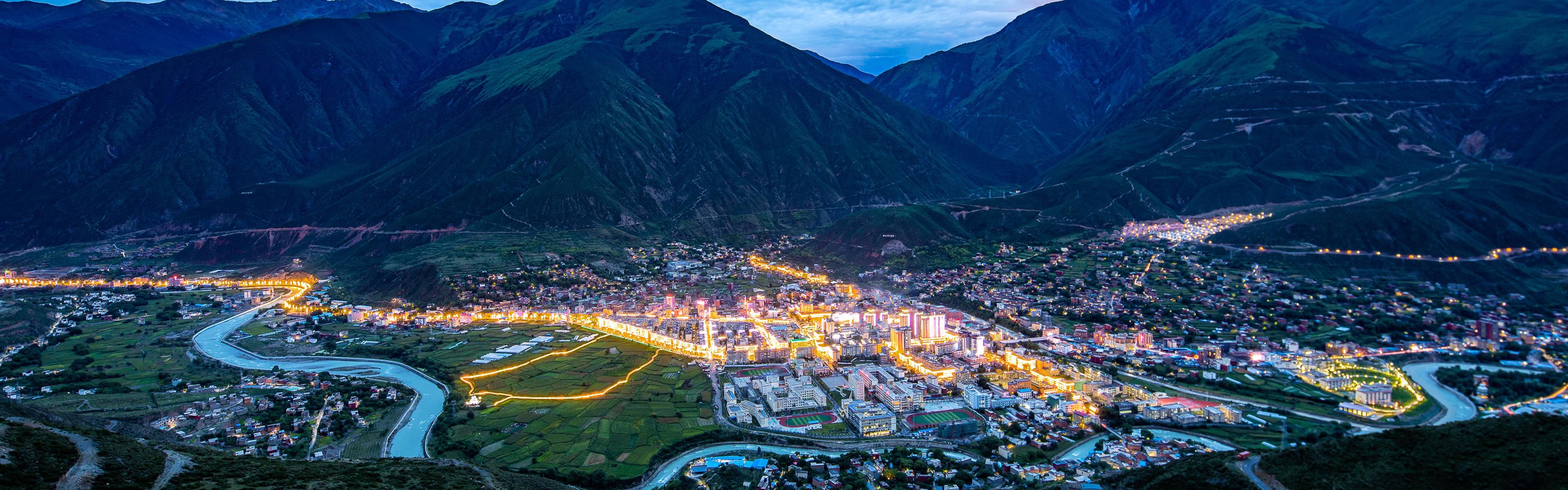 巴塘县 全景 傍晚