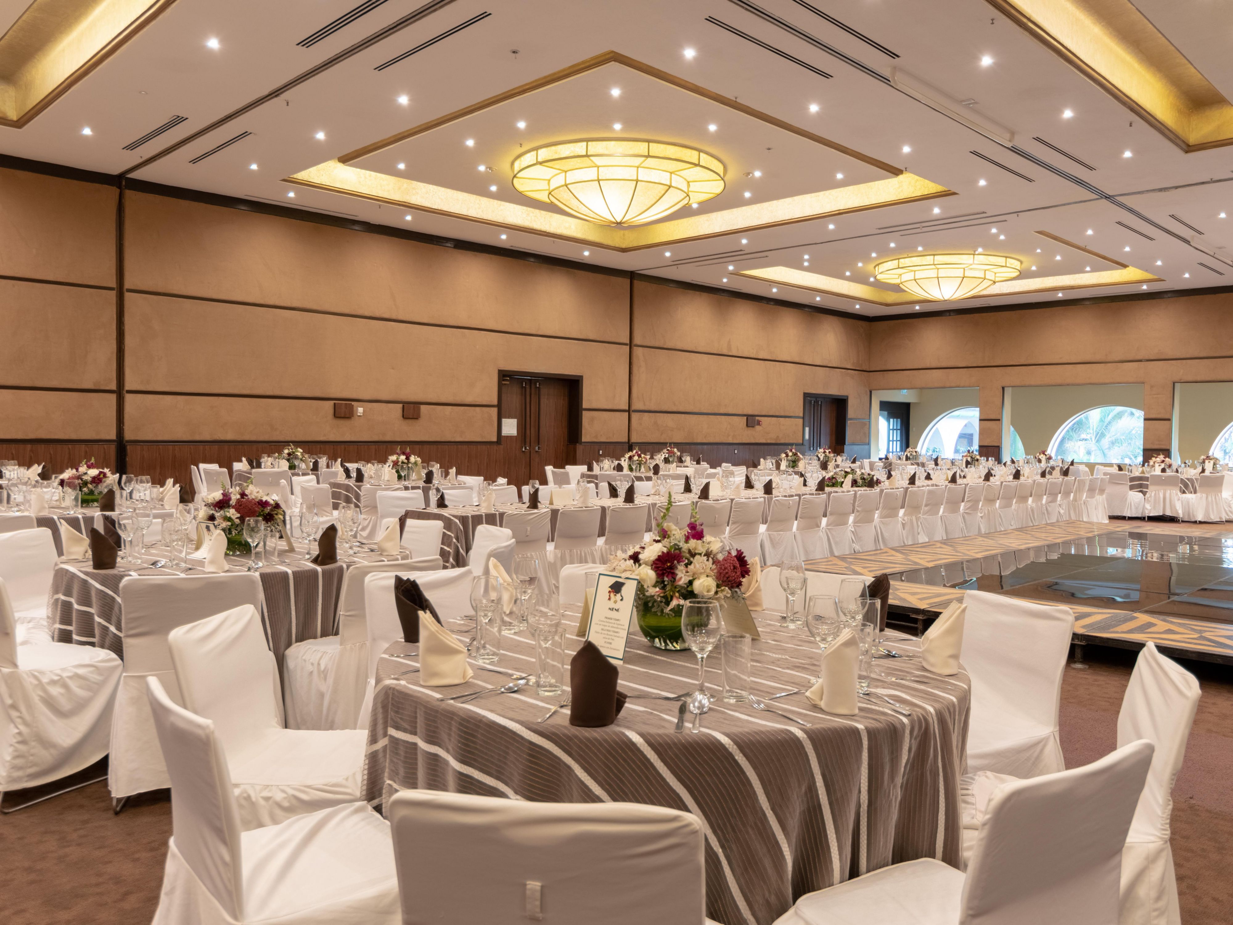 Because we want your event to be unforgettable, allow us to grant you the best service and facilities for your social or business events in our 13 rooms with capacity for up to 800 people. We have the experience and attention to serve you as you deserve.