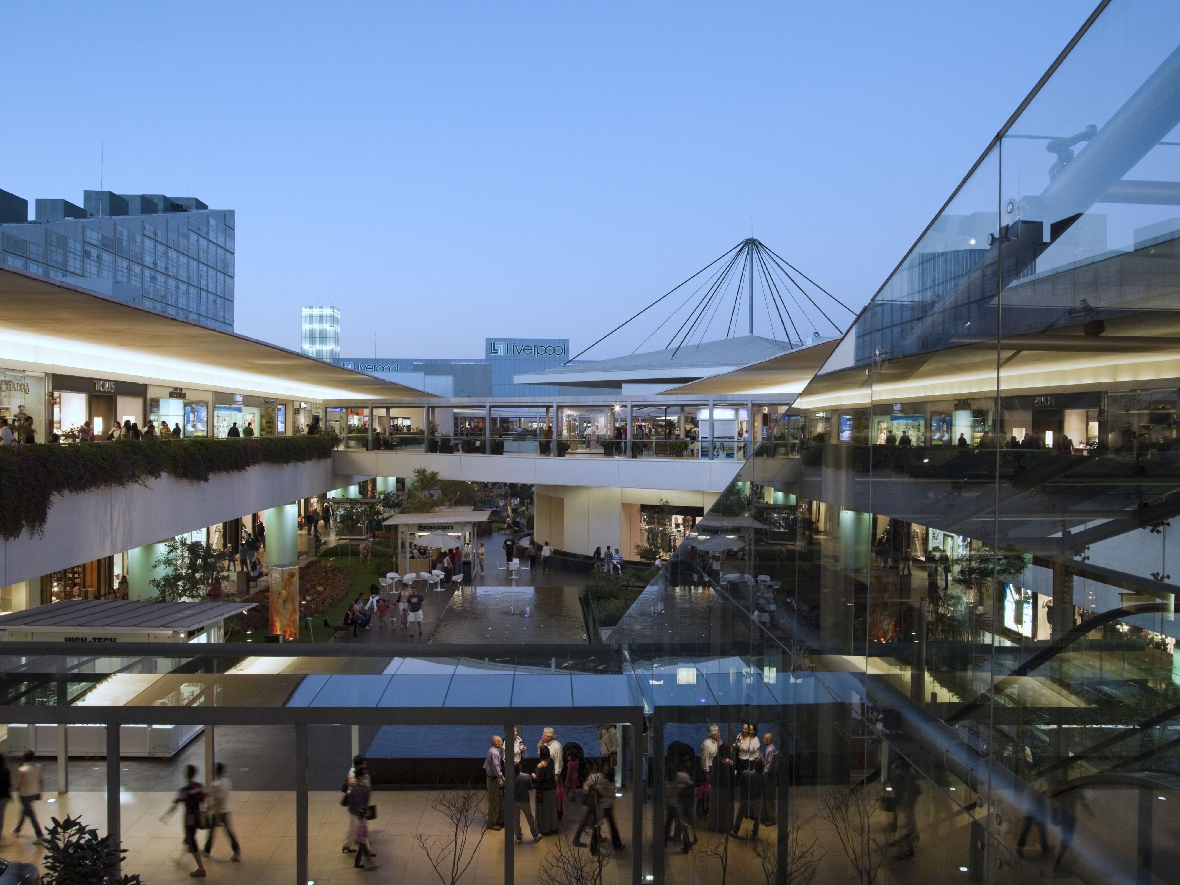 The Andares shopping centre, the most exclusive in the West, is just 7 minutes away. Luxurious boutiques, sports shops, a wide variety of cuisine and cultural events make this space a must-see on every visit to the city.