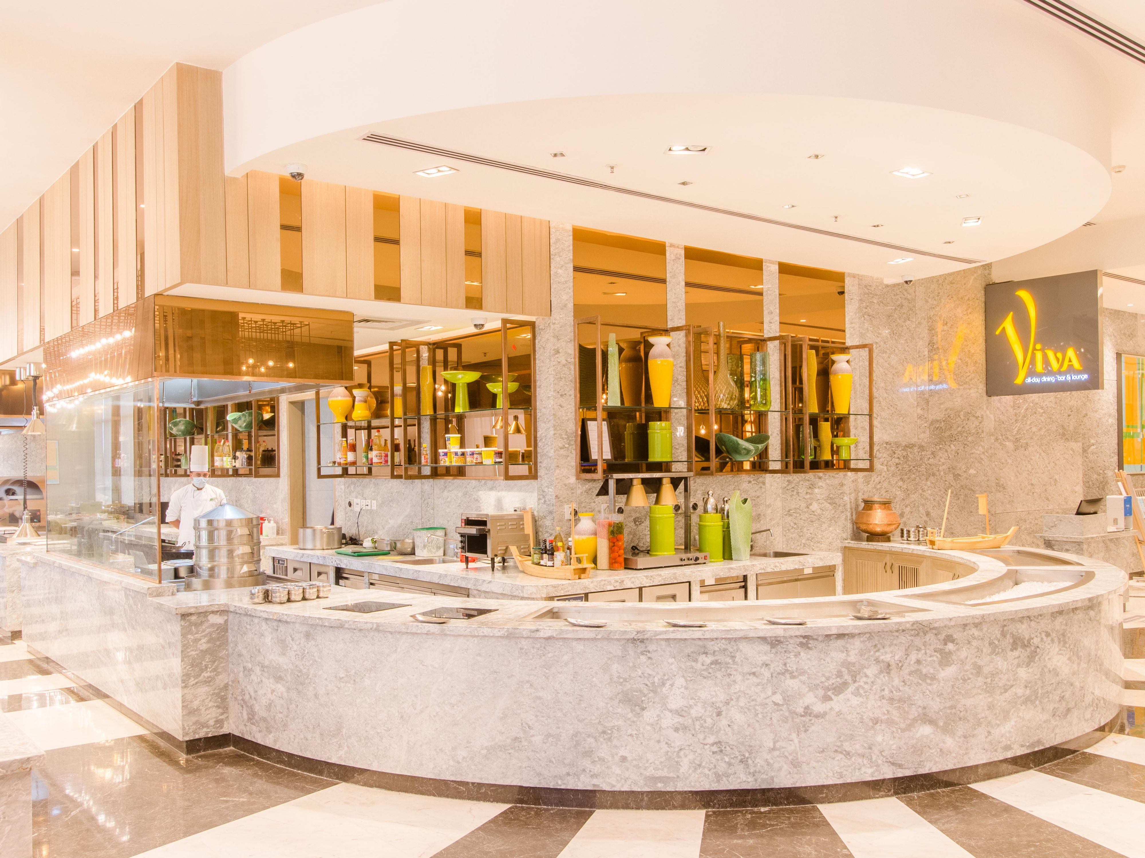 متجر معجنات لذيذ يقدم الكعك الطازج والحلويات والمخبوزات - وهو مثالي لتذوق سريع أو للوجبات الجاهزة.