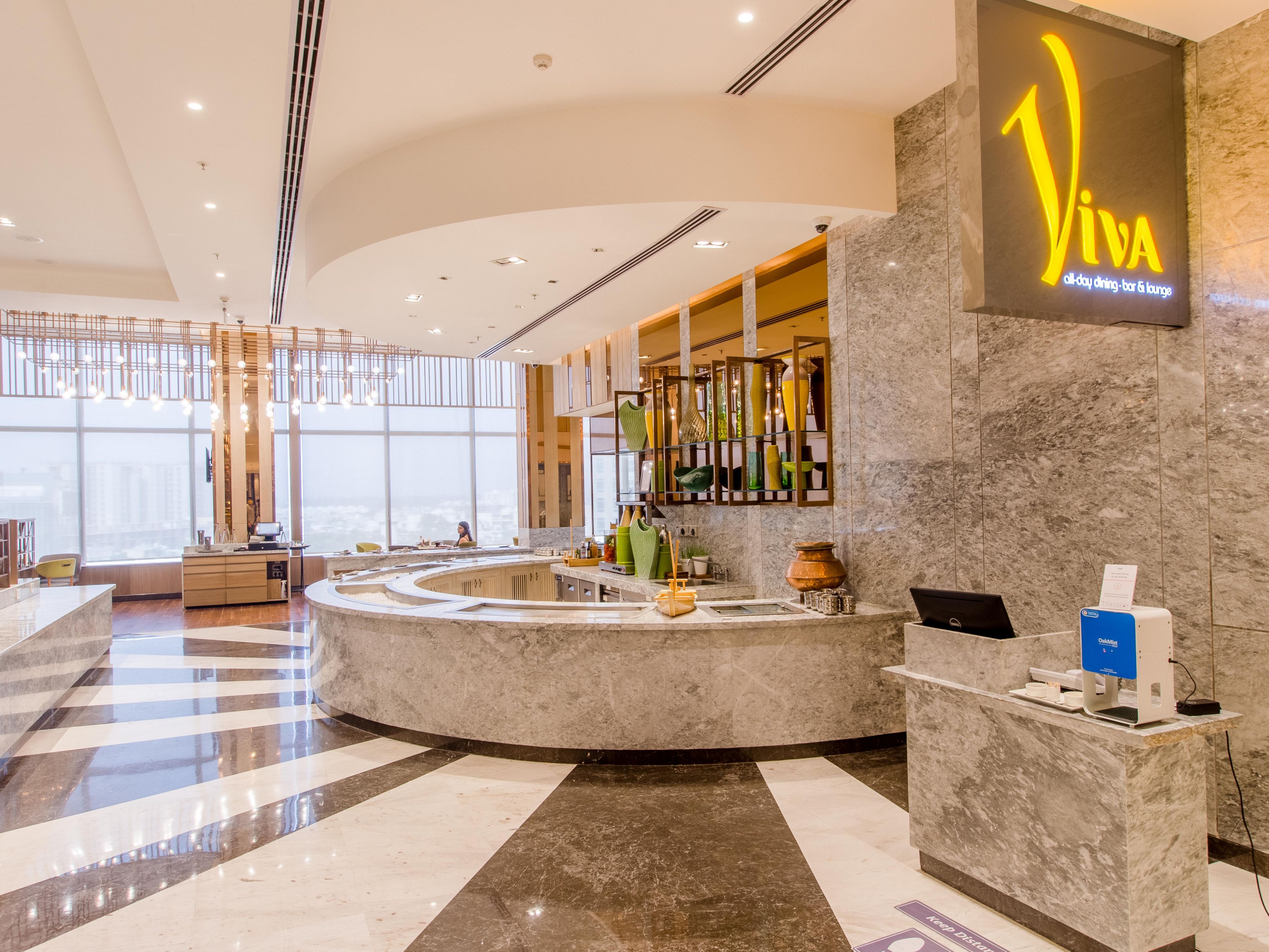 بار أنيق ومريح يقدم الكوكتيلات والمشروبات الروحية بريميوم والوجبات الخفيفة - وهو مثالي لأمسيات الاسترخاء أو اللحظات غير الرسمية.