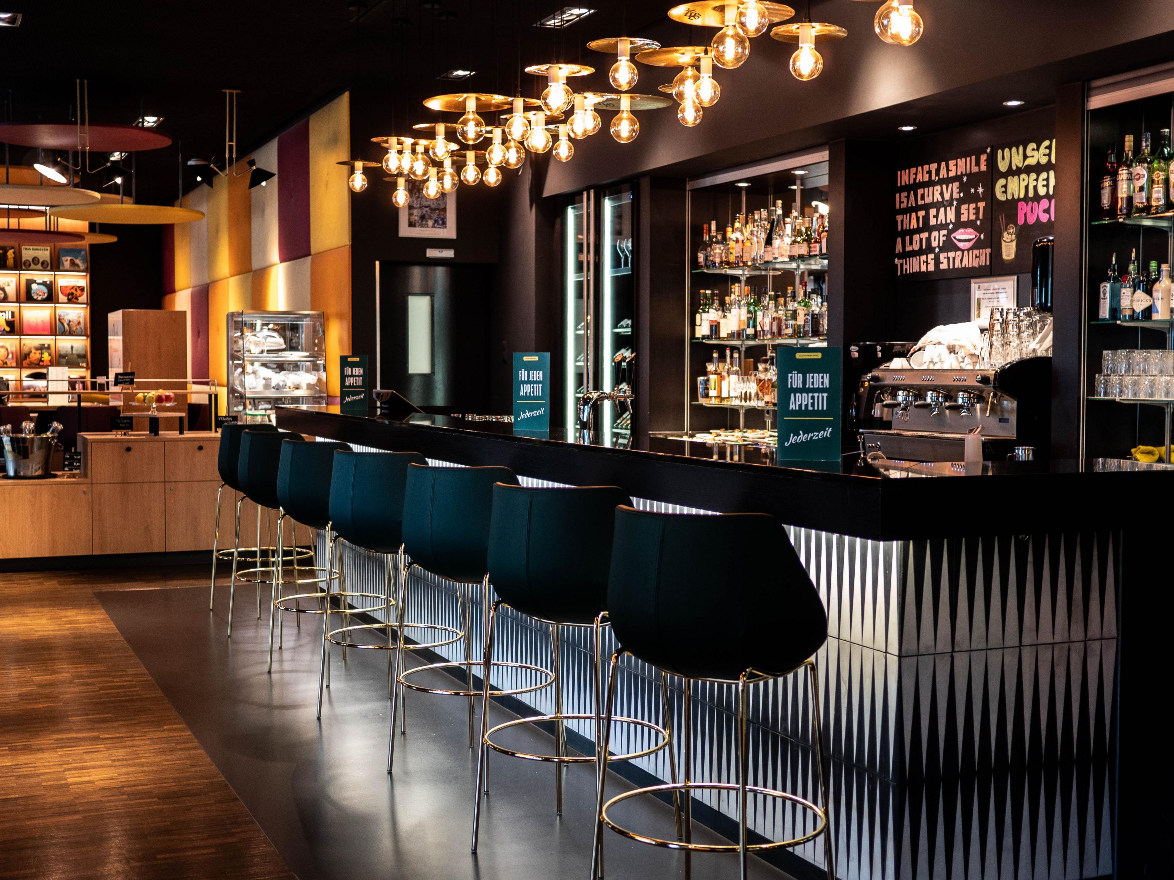 Are you looking for a suitable place for an aperitif in a cozy atmosphere or a pleasant place to work? In our modern, newly renovated lobby you will feel like home.