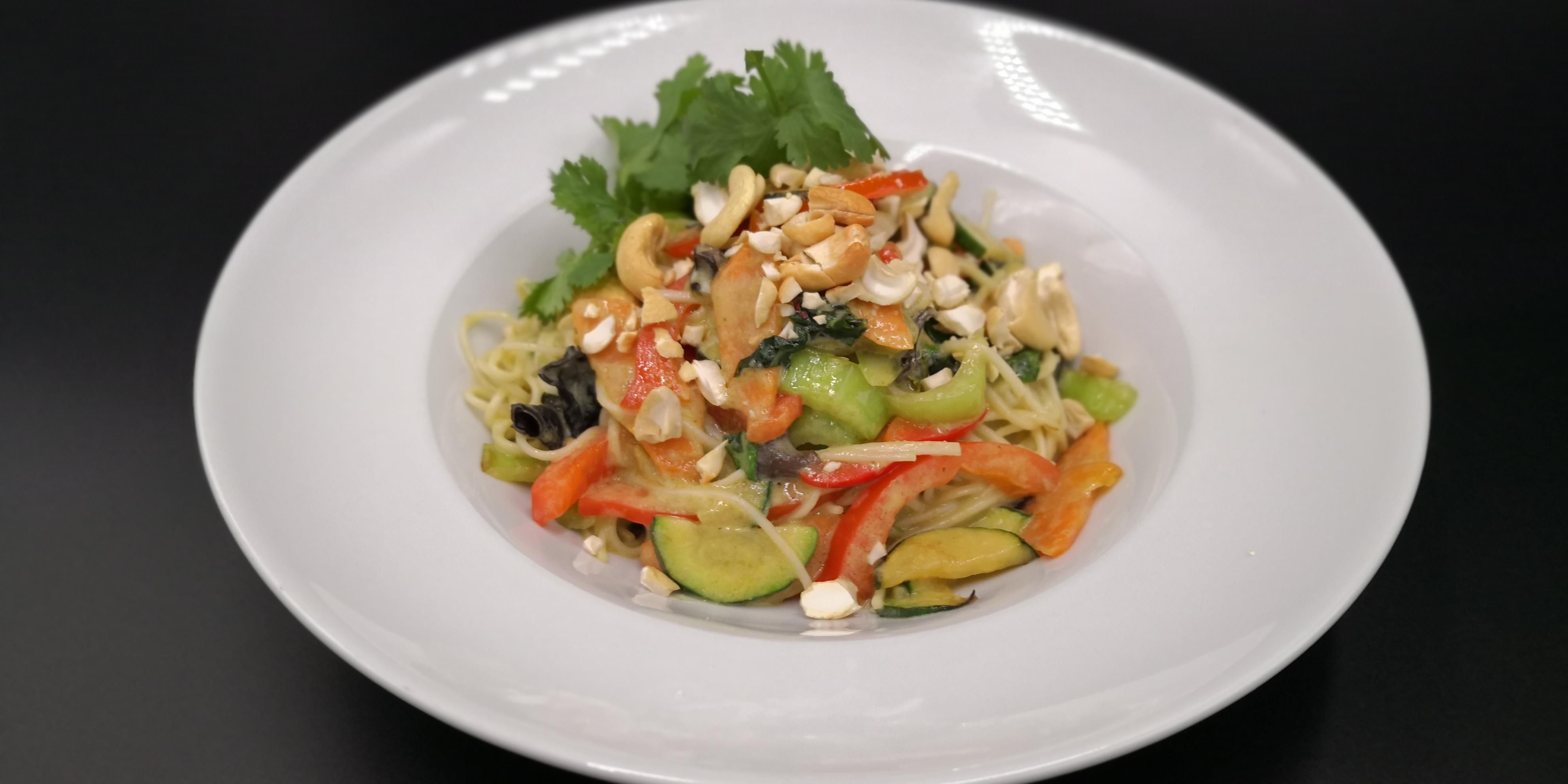 Green Curry with asia noodles and vegetables