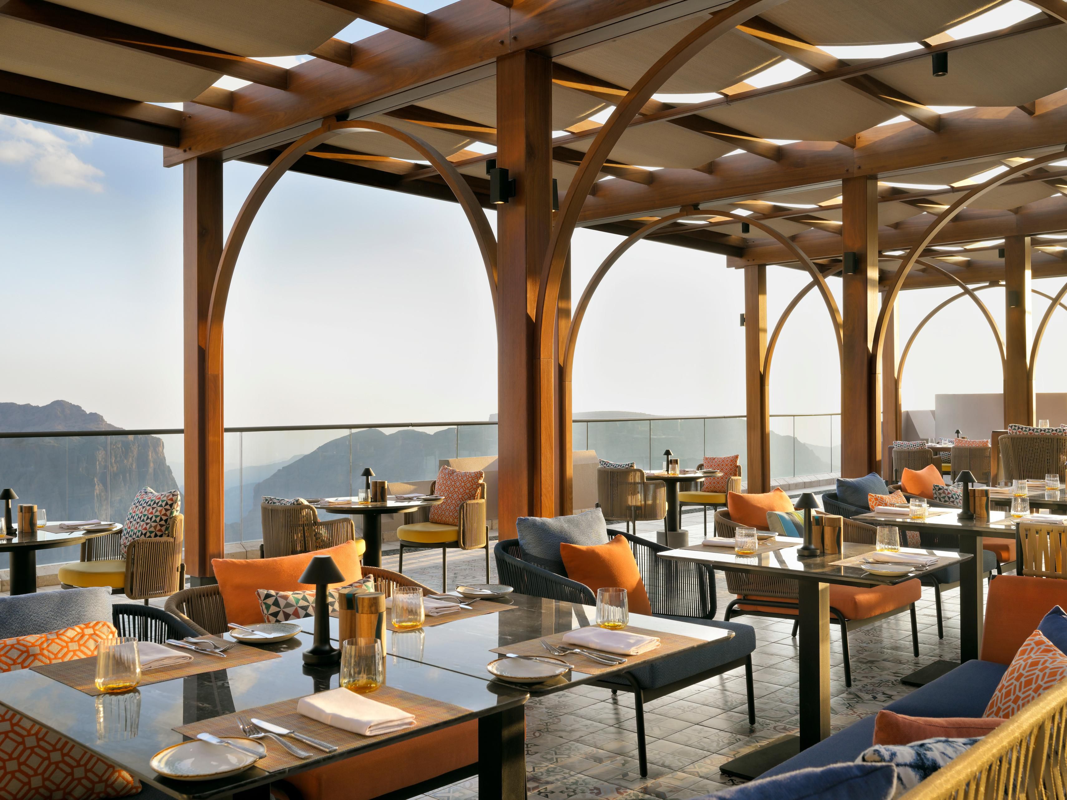 Genießen Sie spektakuläre Schluchtenblicke und ein geselliges kulinarisches Erlebnis. Probieren Sie handgemachte Cocktails oder unsere Spezialitäten aus dem Holzofen, während Sie die Panoramaaussicht vom höchsten Punkt der Region genießen. Omani-Gastfreundschaft macht Ihren Besuch unvergesslich.