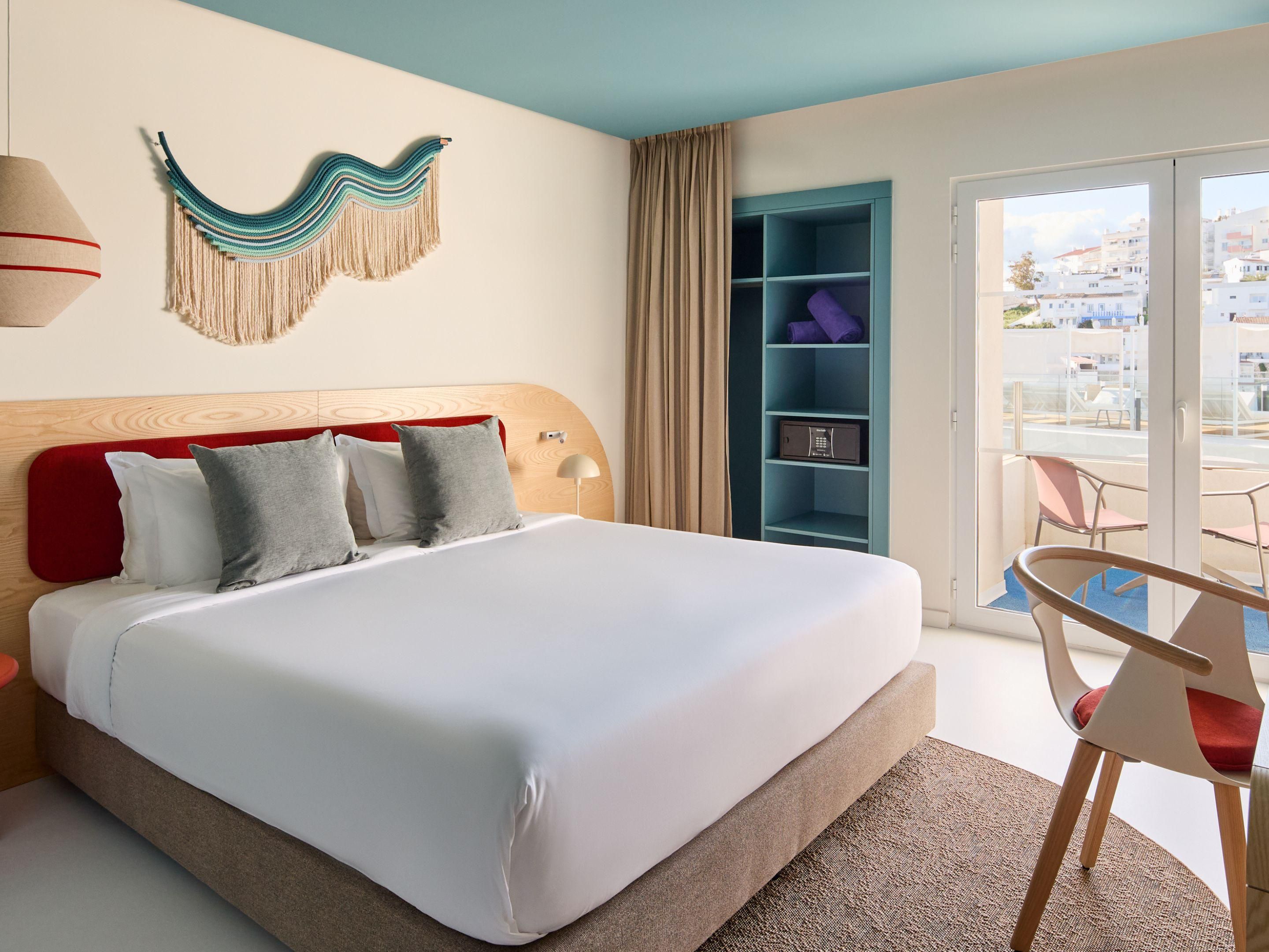 The spacious rooms and suites offer a warm environment. Elements such as textiles inspired by the colors and textures of the area create a unique atmosphere, inviting guests to immerse themselves in the culture. With large windows that allow natural light to flood in.