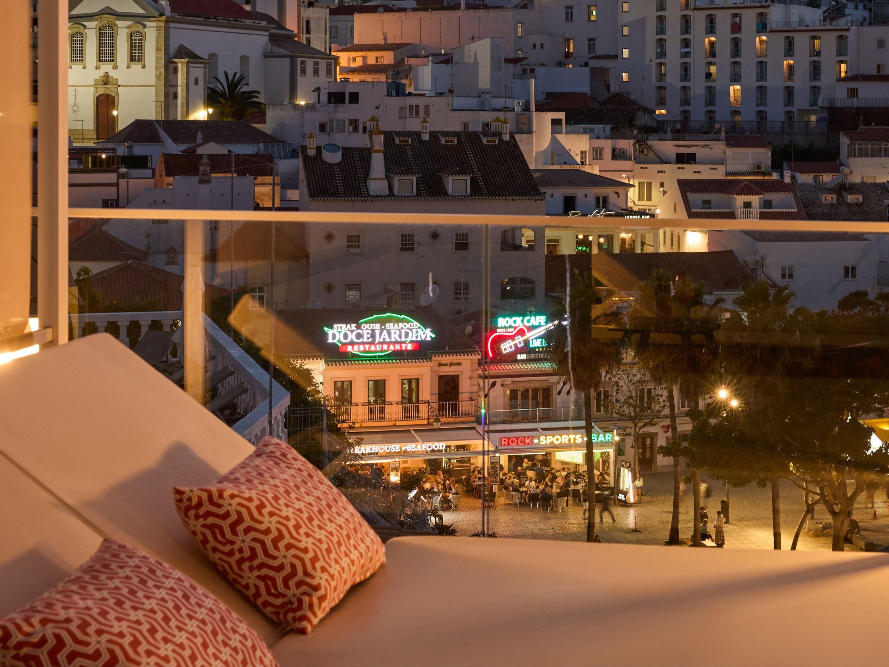Hotel Indigo Albufeira by night — rooftop vibes.Bar 