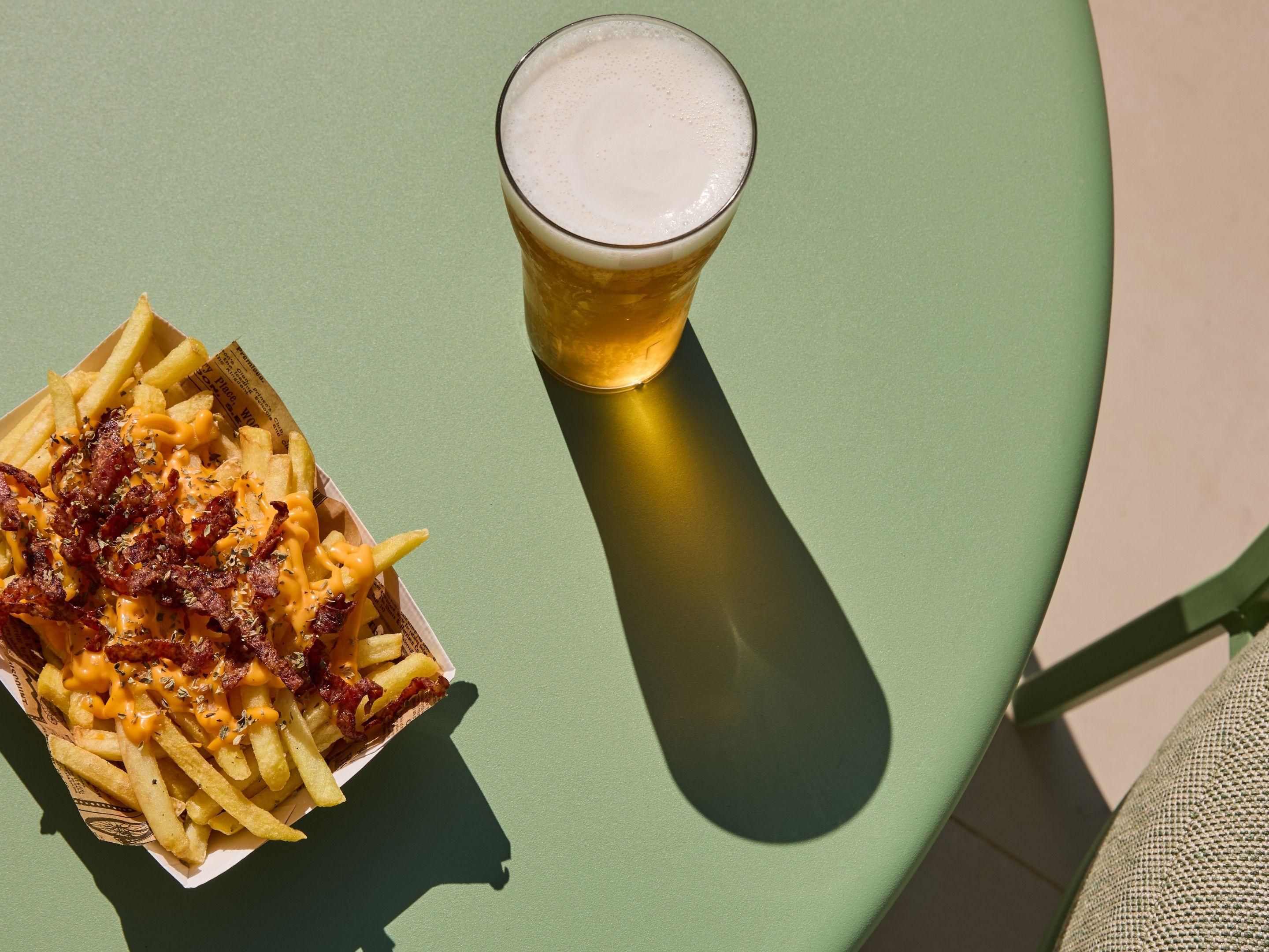 اخرج إلى ملاذ للاسترخاء ، حيث توجد كراسي التشمس في وضع مثالي لامتصاص أشعة الشمس ، ويقدم بار المسبح كوكتيلات طازجة ومبتكرة. تشع المساحة بأجواء اجتماعية مريحة ، مما يجعلها مكانًا مثاليًا للاسترخاء ، دائمًا مع غروب الشمس الذي يستحق البطاقة البريدية كخلفية.