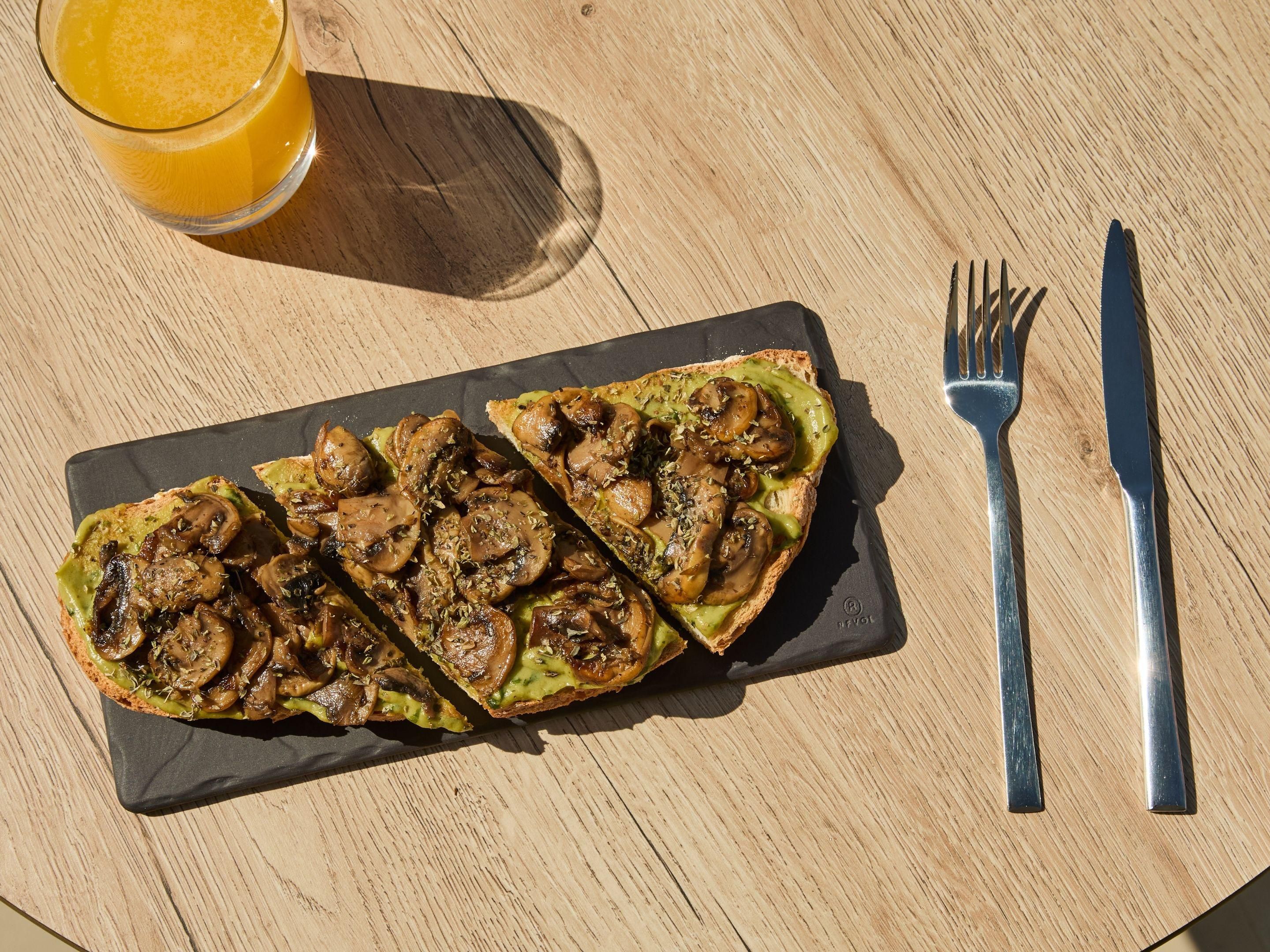 اخرج إلى ملاذ للاسترخاء ، حيث توجد كراسي التشمس في وضع مثالي لامتصاص أشعة الشمس ، ويقدم بار المسبح كوكتيلات طازجة ومبتكرة. تشع المساحة بأجواء اجتماعية مريحة ، مما يجعلها مكانًا مثاليًا للاسترخاء ، دائمًا مع غروب الشمس الذي يستحق البطاقة البريدية كخلفية.