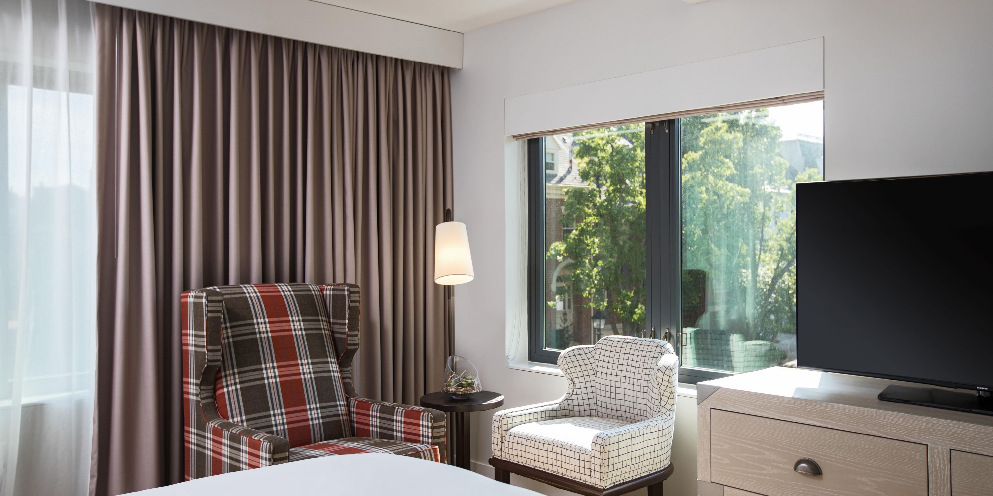 Enjoy comfort and charm in our Alexandria hotel rooms.