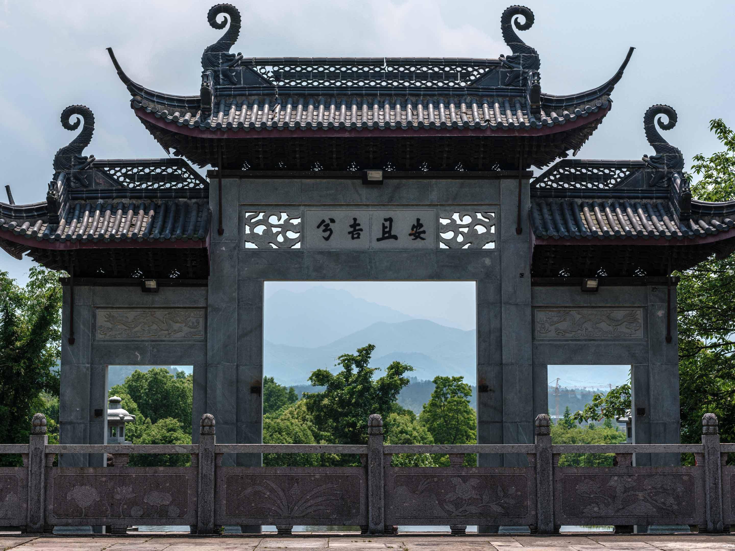 千年灵峰寺，静处于古木与毛竹的环抱之中。行走其间，但见古木参天，竹影摇曳，感受时光沉淀下的宁静。千载梵音虽远，林间清幽犹在。