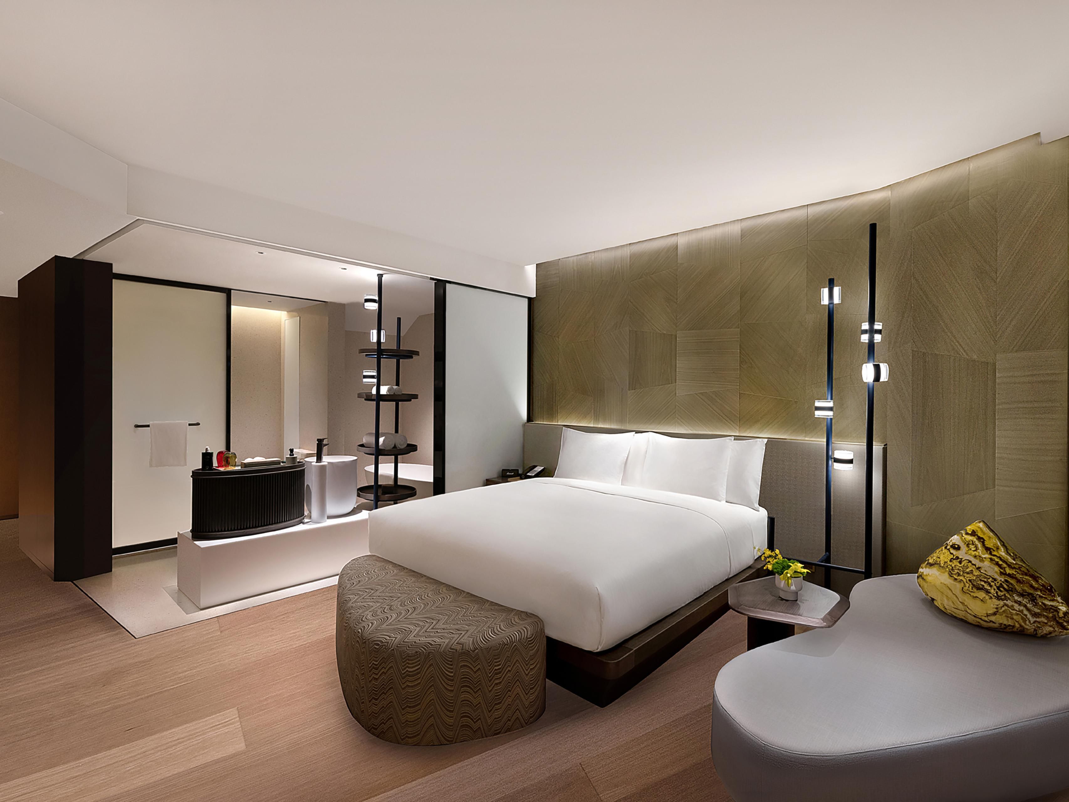 复式结构，专为四口之家设计。下层大床，上层双小床，每层配备独立卫浴与储物空间，兼顾私密与共聚。