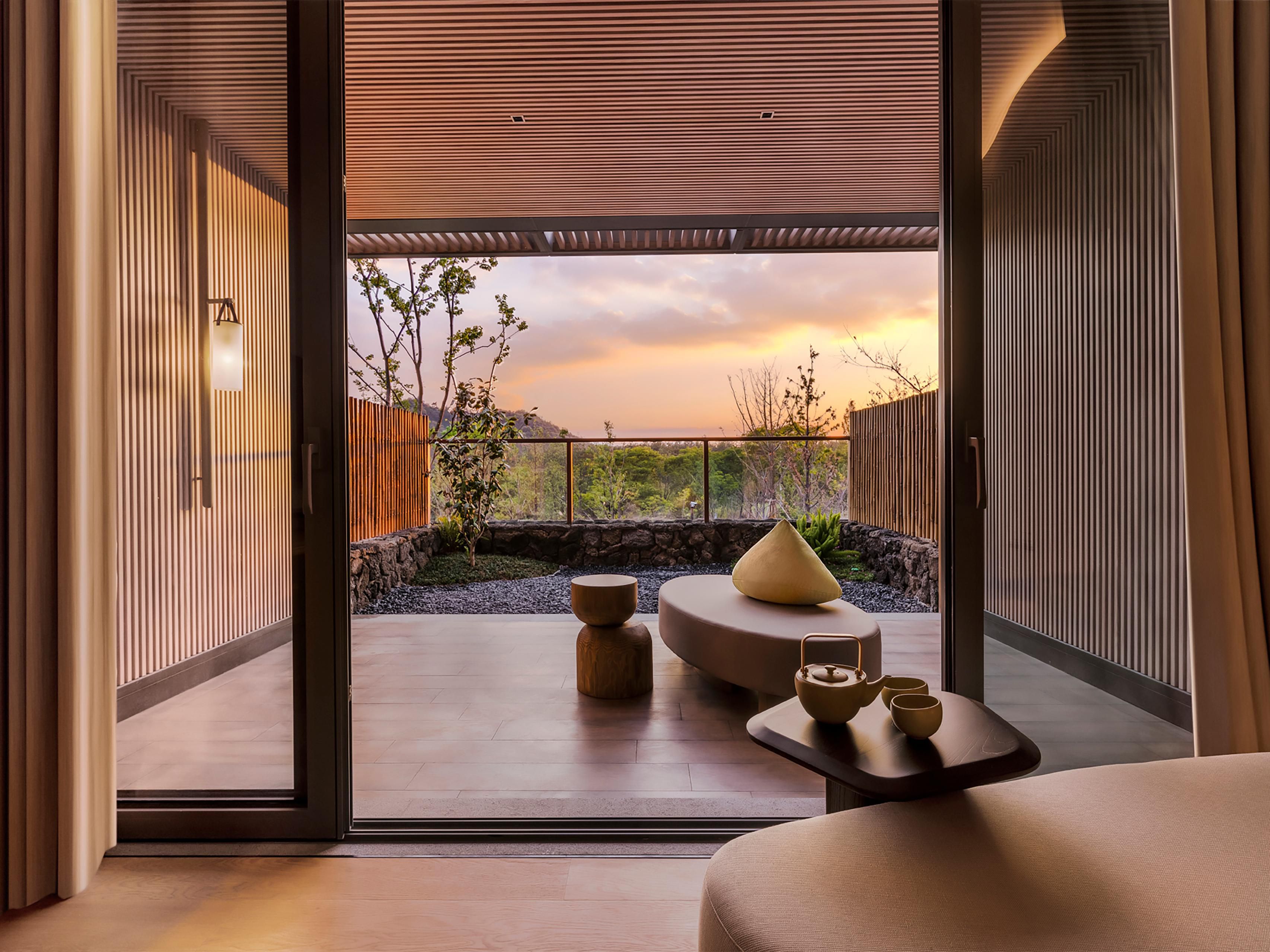 一方庭院，四面竹风。斜倚竹椅，看日光穿过叶隙，在青石板上洒下斑驳。茶席已备，取一撮安吉白茶，以山泉慢沏，茶烟袅袅间，时光也为之停驻。